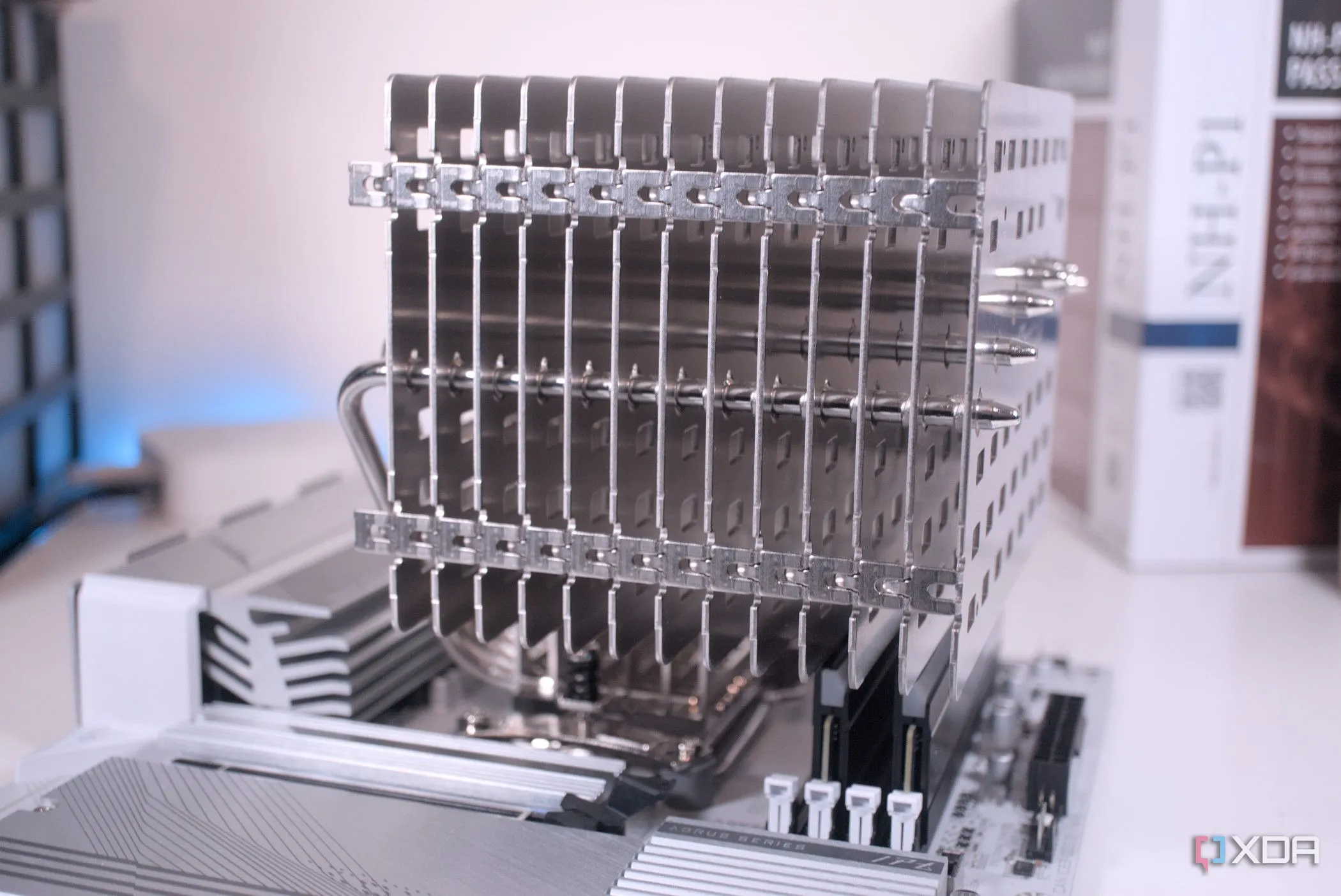 Tản nhiệt khí thụ động Noctua NH-P1 được lắp đặt trên bo mạch chủ AMD, minh họa khả năng làm mát hiệu quả với độ ồn tối thiểu