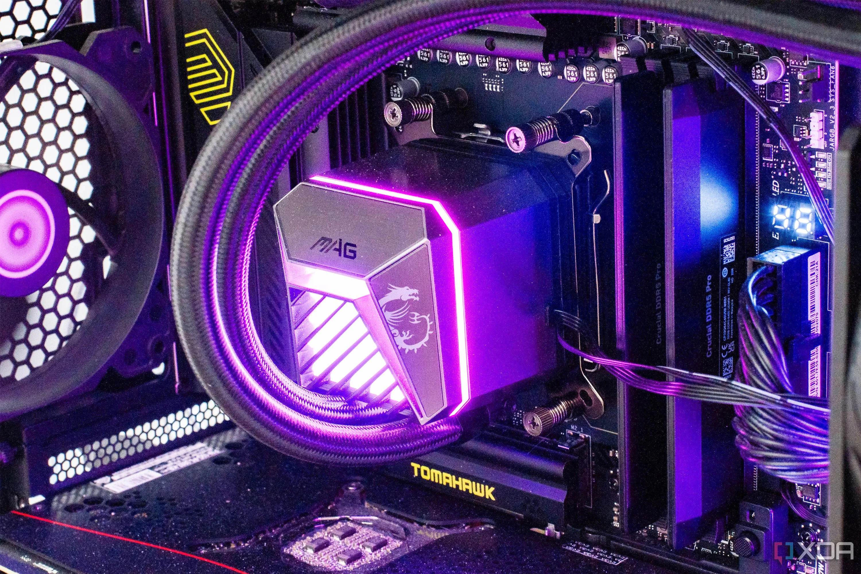 Tản nhiệt nước AIO truyền thống trên bo mạch chủ MSI MAG X870E Tomahawk Wifi