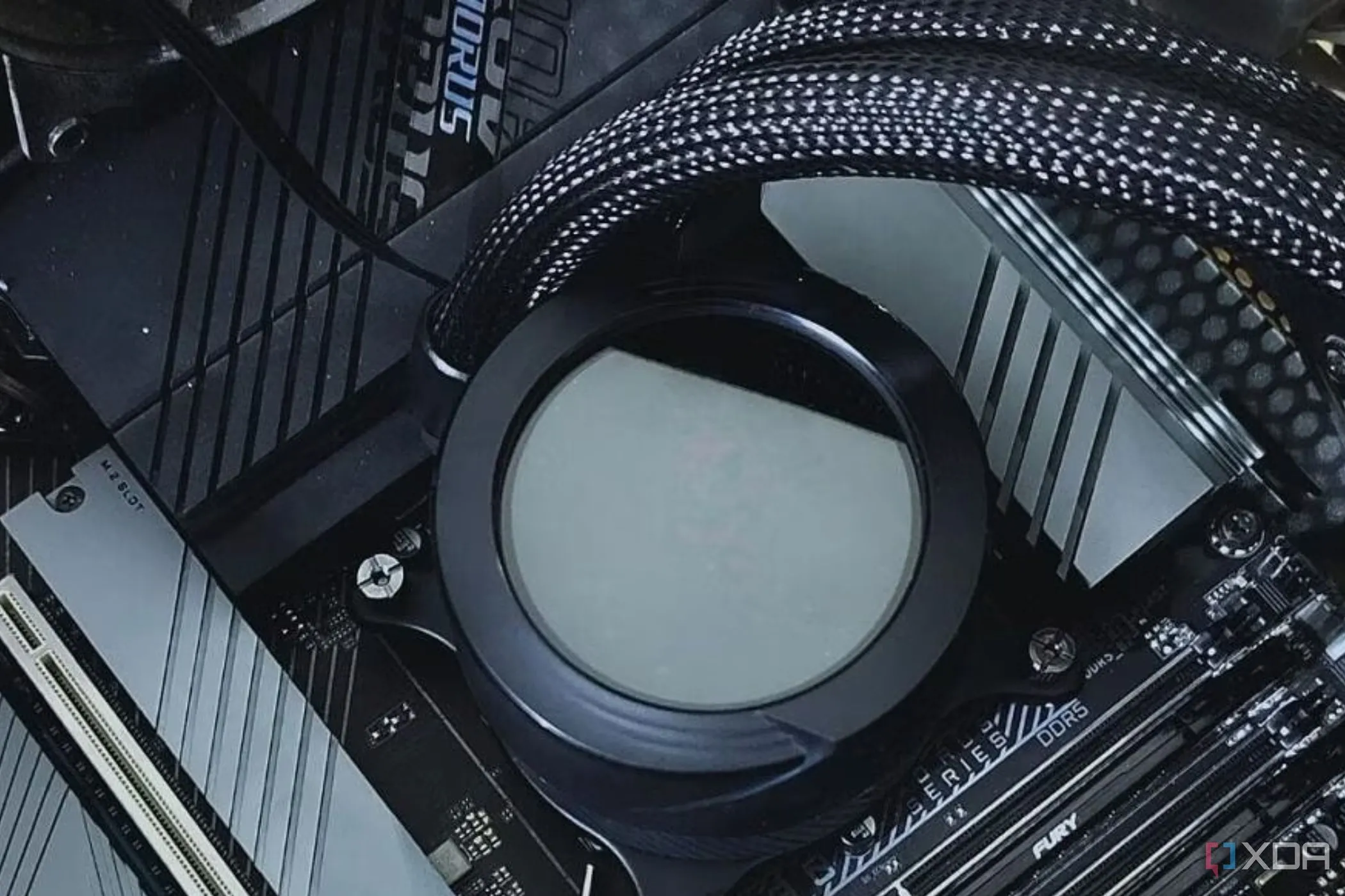 Tản nhiệt nước (liquid cooler) được gắn trên bo mạch chủ, ảnh hưởng đến hiệu năng và điểm chuẩn CPU