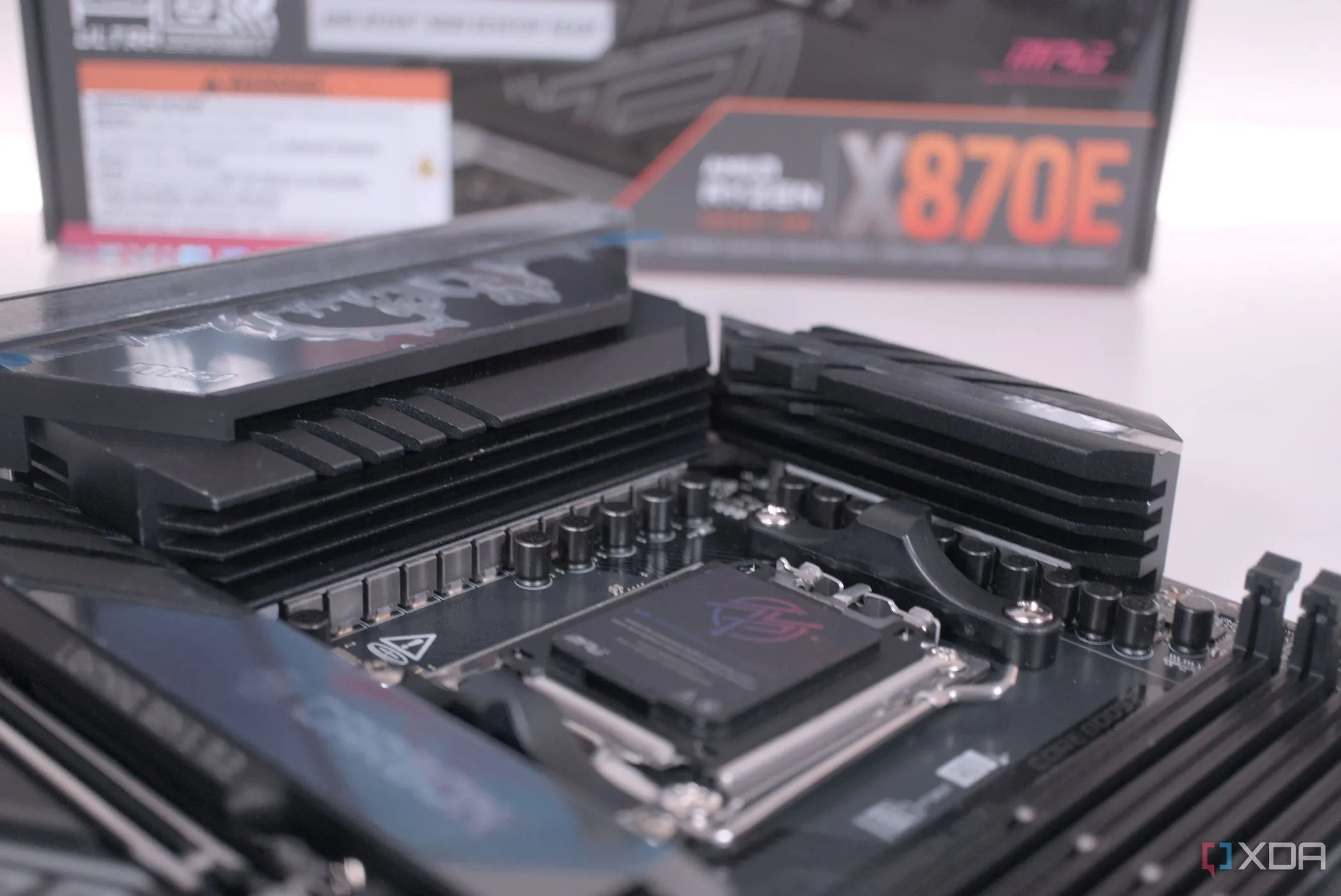 Tản nhiệt VRM lớn trên bo mạch chủ MSI MPG X870E Carbon WiFi, thiết yếu cho việc ép xung ổn định