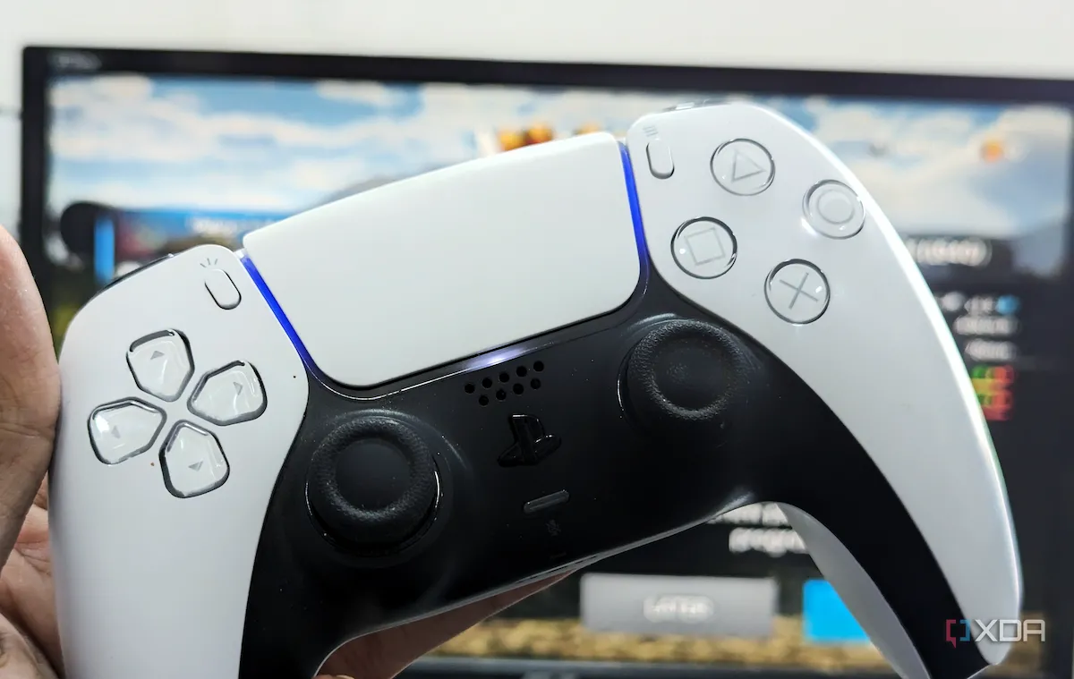 Tay cầm DualSense của PlayStation 5 với màn hình chơi game, biểu tượng của trải nghiệm gaming trên PS