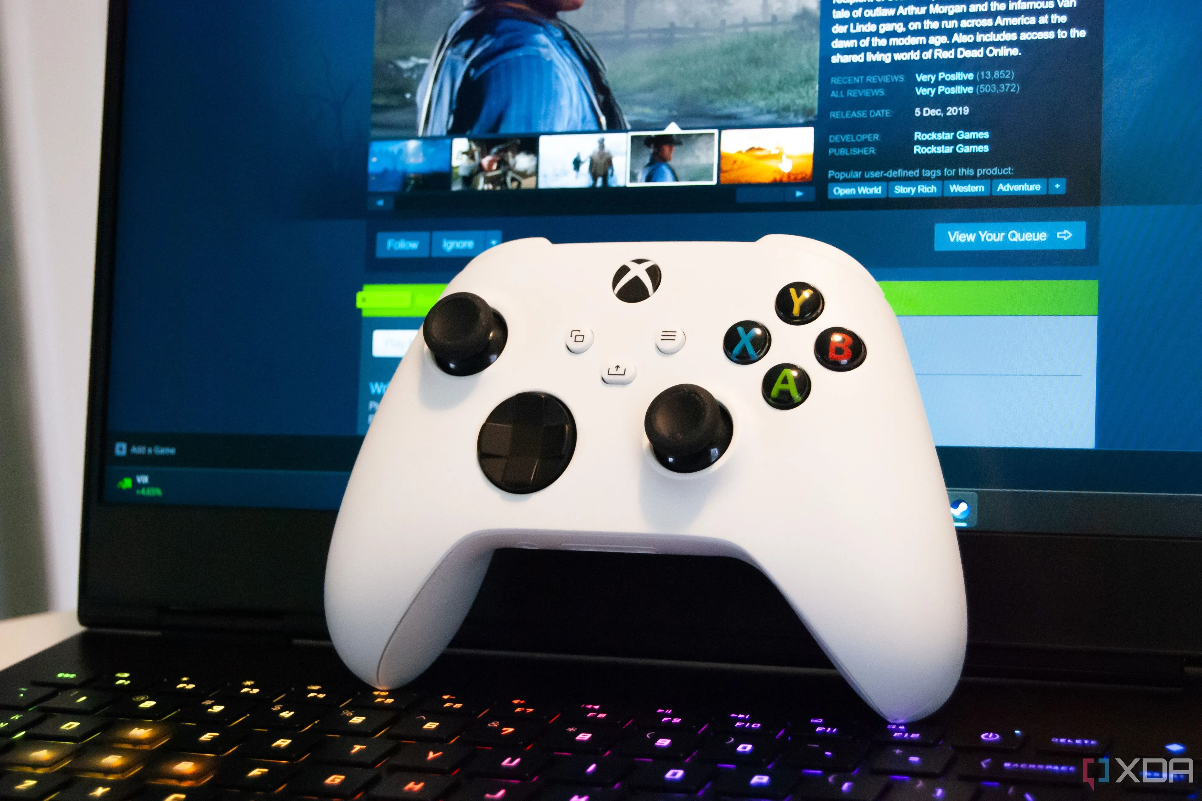 Tay cầm không dây Xbox màu trắng, một biểu tượng quen thuộc của game thủ, gắn liền với việc trải nghiệm các tựa game bom tấn và tận hưởng ưu đãi đặc biệt từ Xbox.
