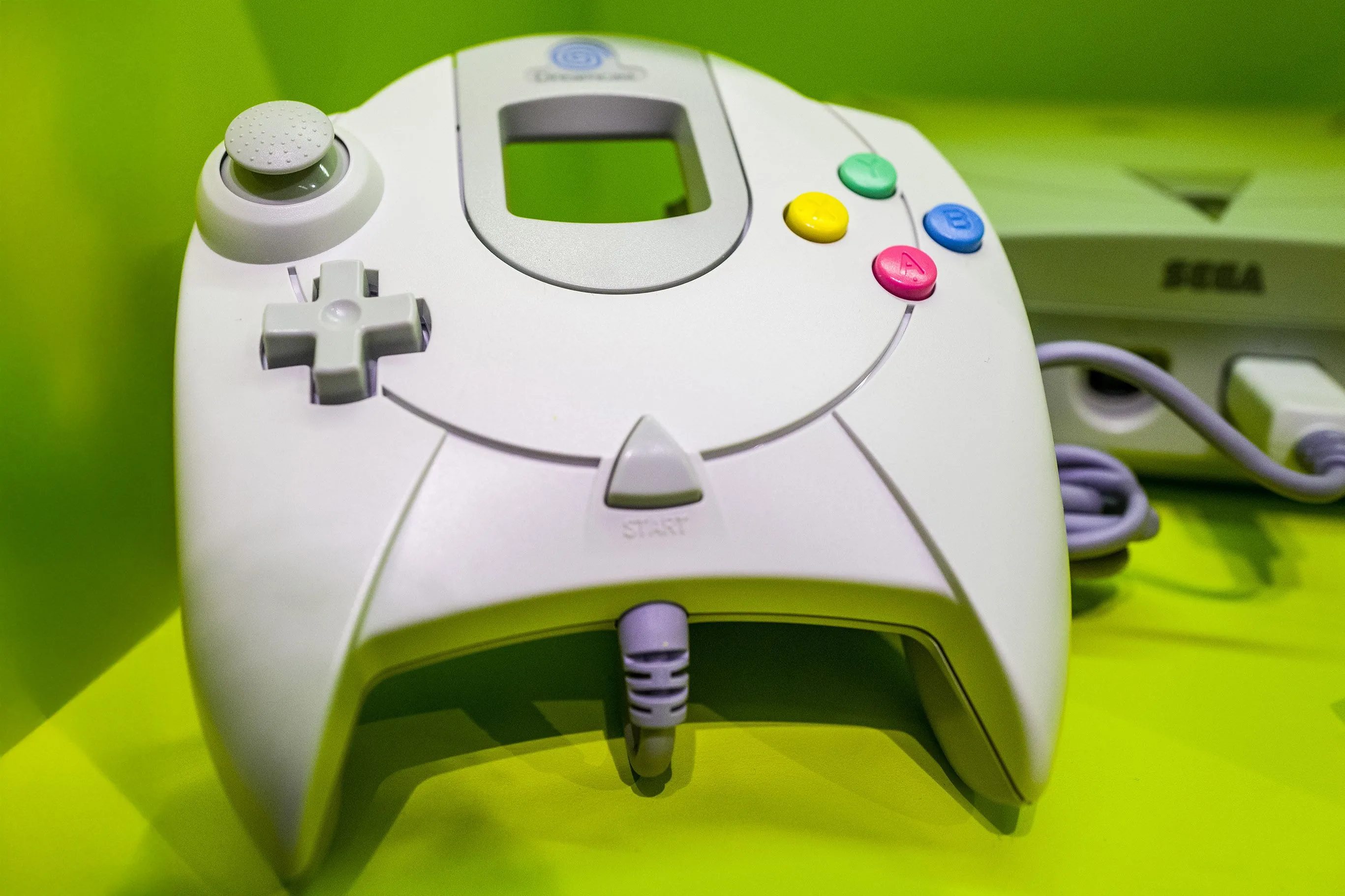 Tay cầm Sega Dreamcast với màn hình VMU độc đáo, một phụ kiện sáng tạo nhưng chưa đủ cứu vãn số phận console