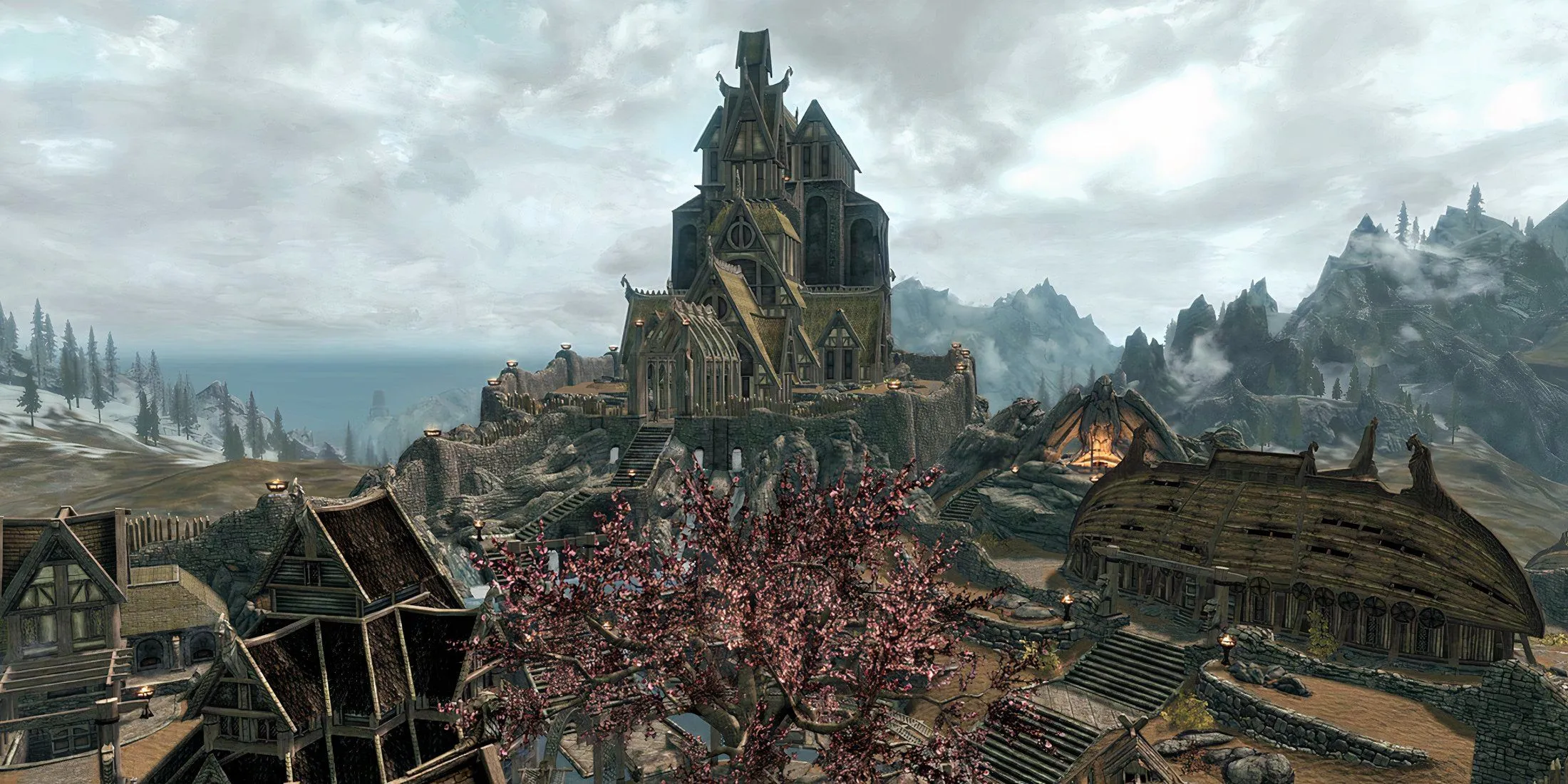 Thành phố Whiterun trong Skyrim với khu Cloud District nổi tiếng, thể hiện kiến trúc và quy mô thế giới