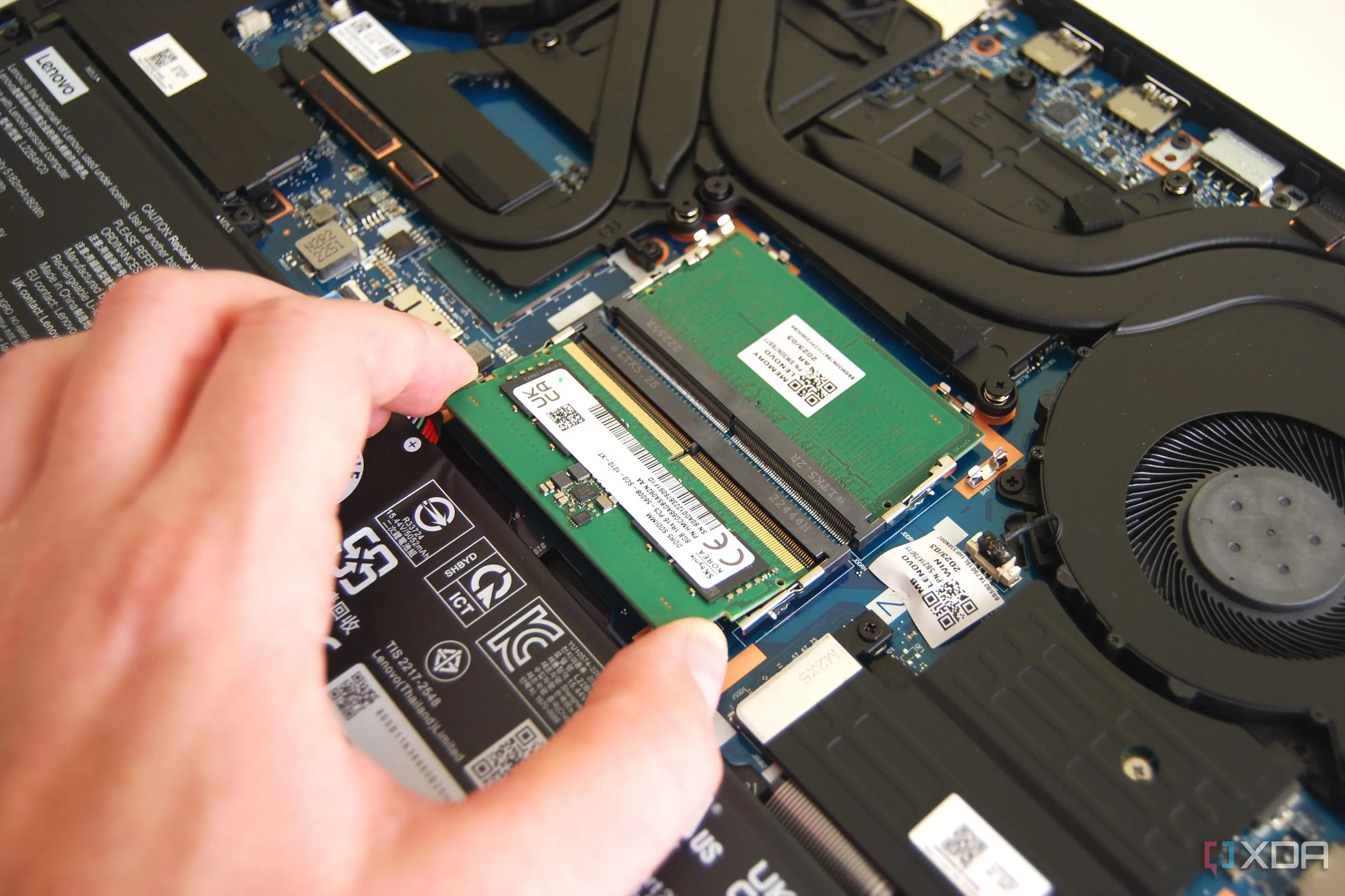 Thanh RAM DDR5 được tháo lắp để nâng cấp trên laptop gaming Legion Pro 5i