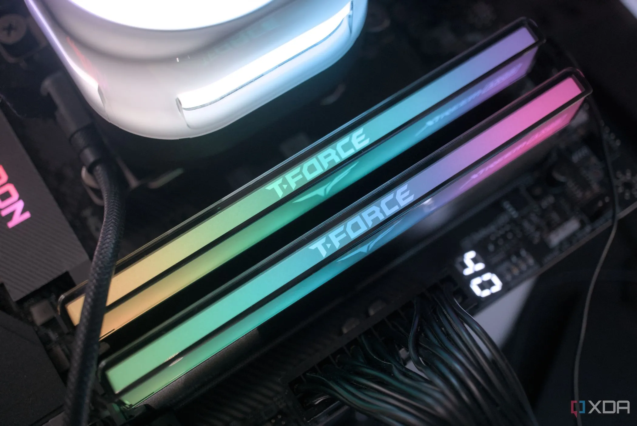 Thanh RAM DDR5 TeamGroup T-FORCE XTREE ARGB đang được lắp đặt trên bo mạch chủ