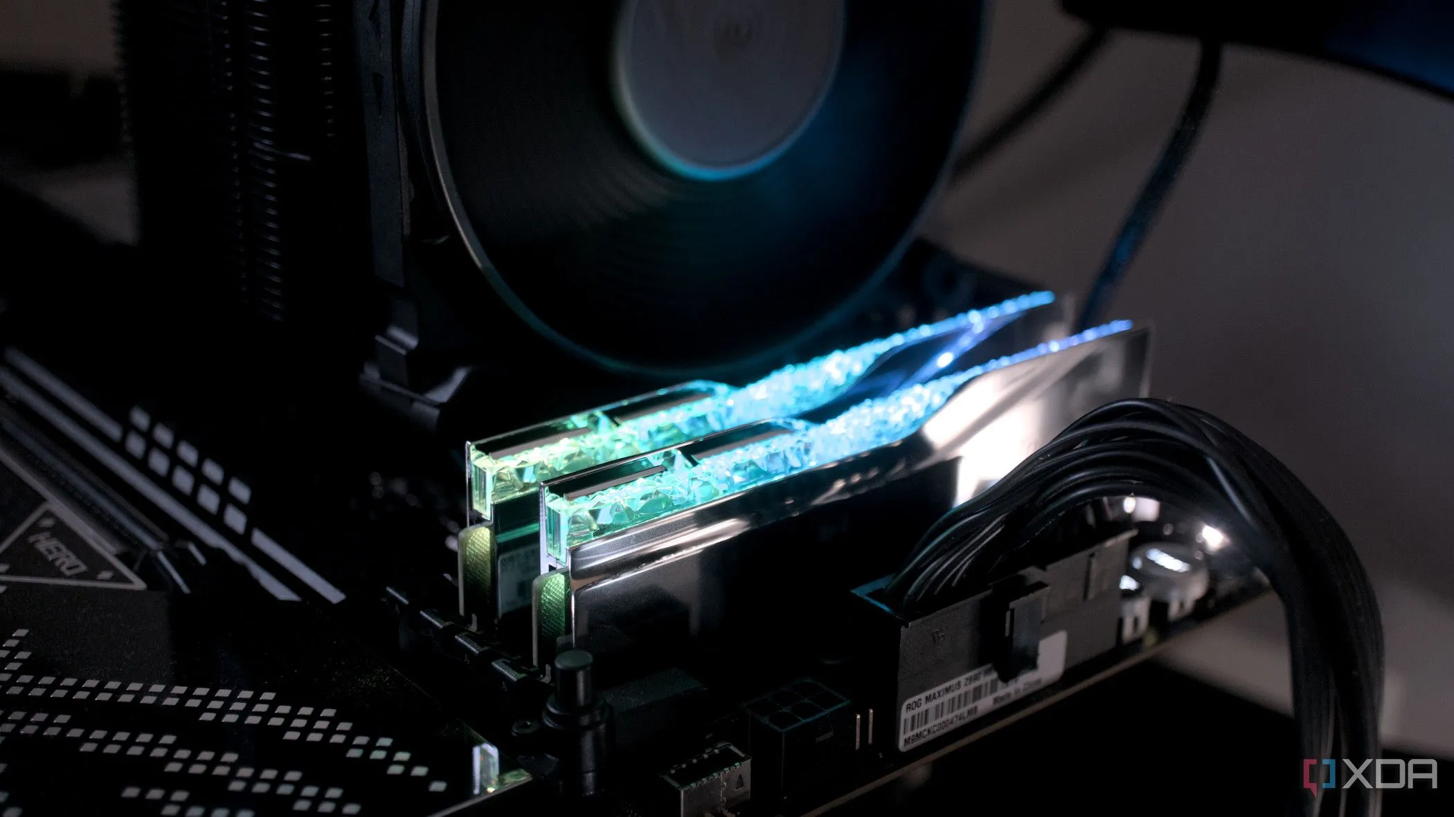 Thanh RAM G.Skill Trident Z5 Royal DDR5-7200 với đèn RGB sáng rực
