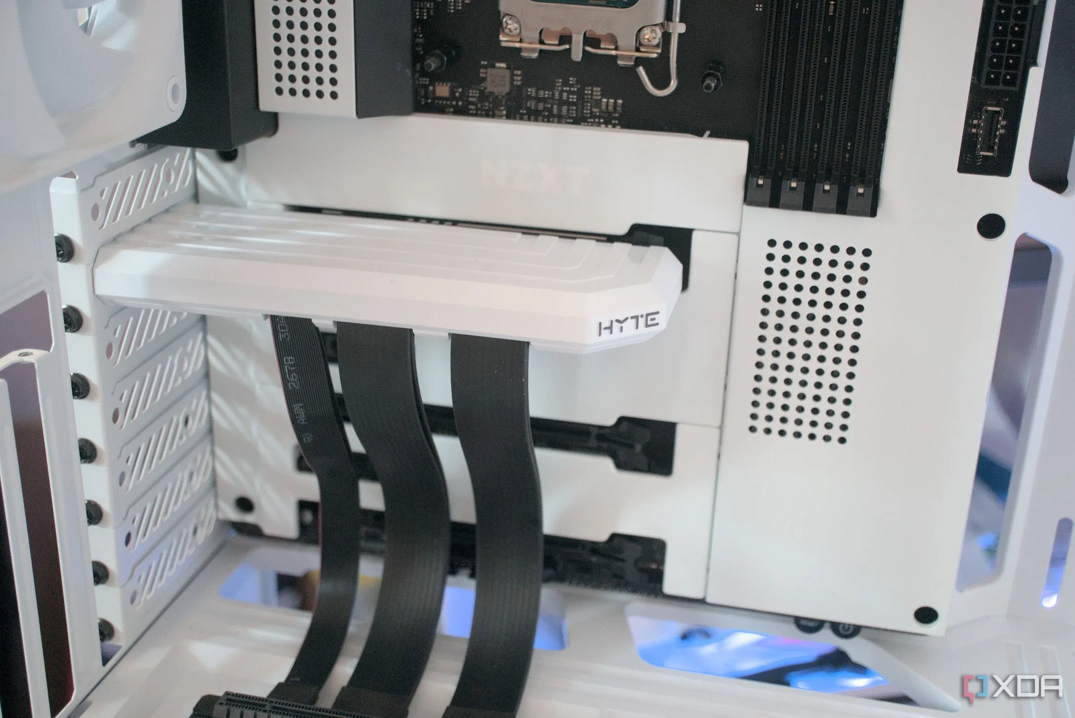 Thẻ riser PCIe được lắp đặt gọn gàng trong case HYTE Y40 Snow White Edition, tạo nên vẻ đẹp tinh tế cho bộ PC.