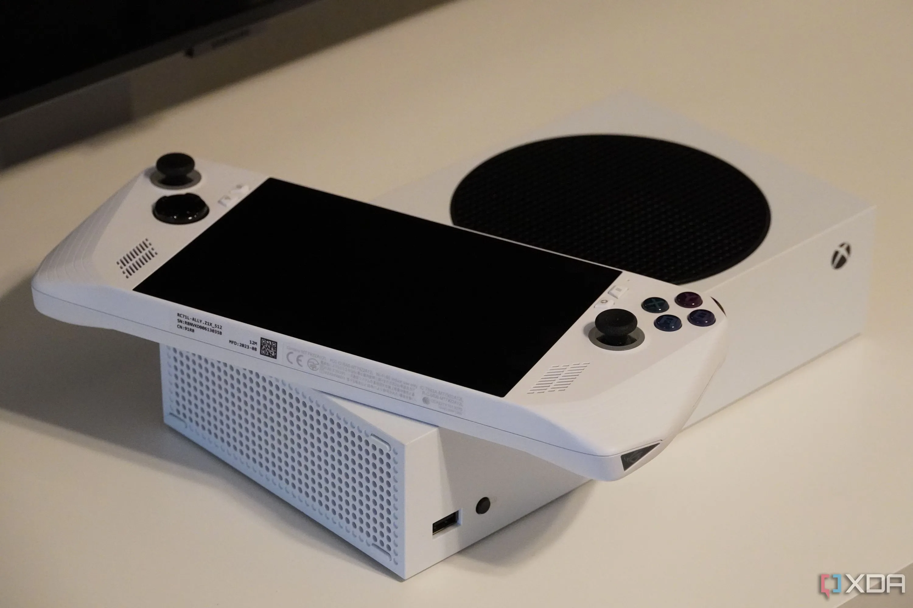 Thiết bị chơi game ASUS ROG Ally đặt trên console Xbox Series S