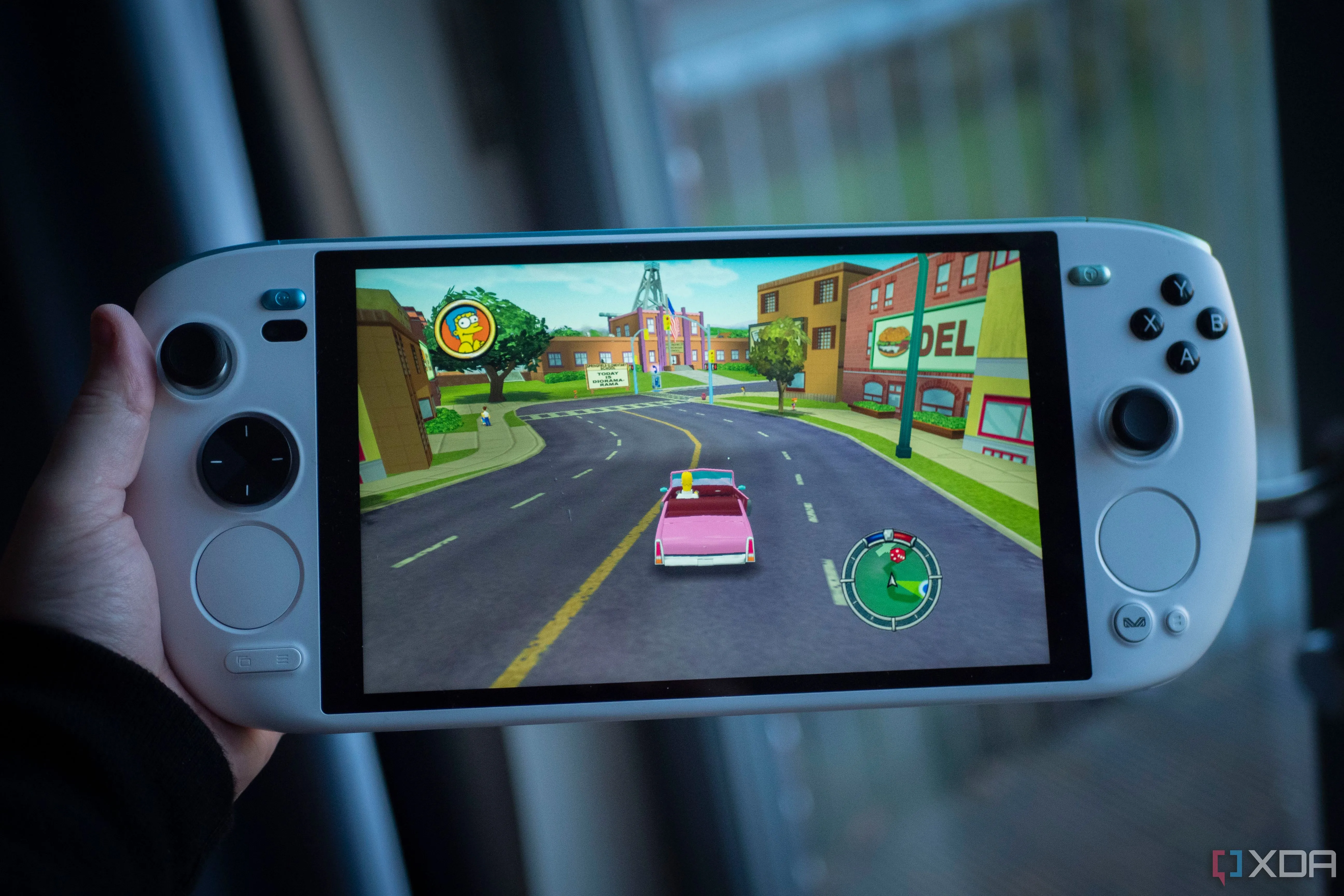 Thiết bị chơi game Ayaneo Kun đang chạy trò The Simpsons Hit &amp; Run