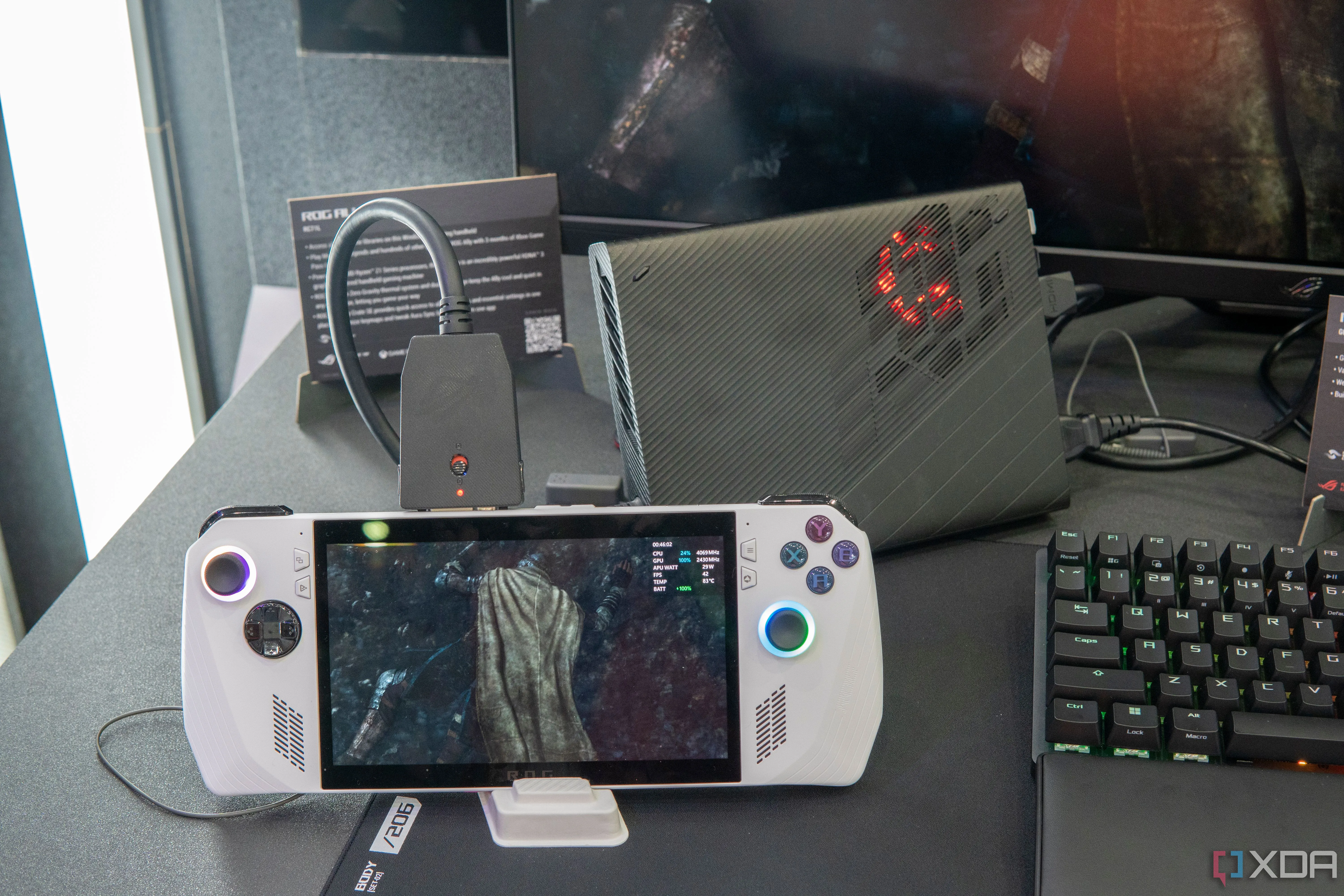 Thiết bị chơi game cầm tay Asus ROG Ally kết nối với eGPU ROG XG Mobile, thể hiện tính linh hoạt của card đồ họa rời gắn ngoài