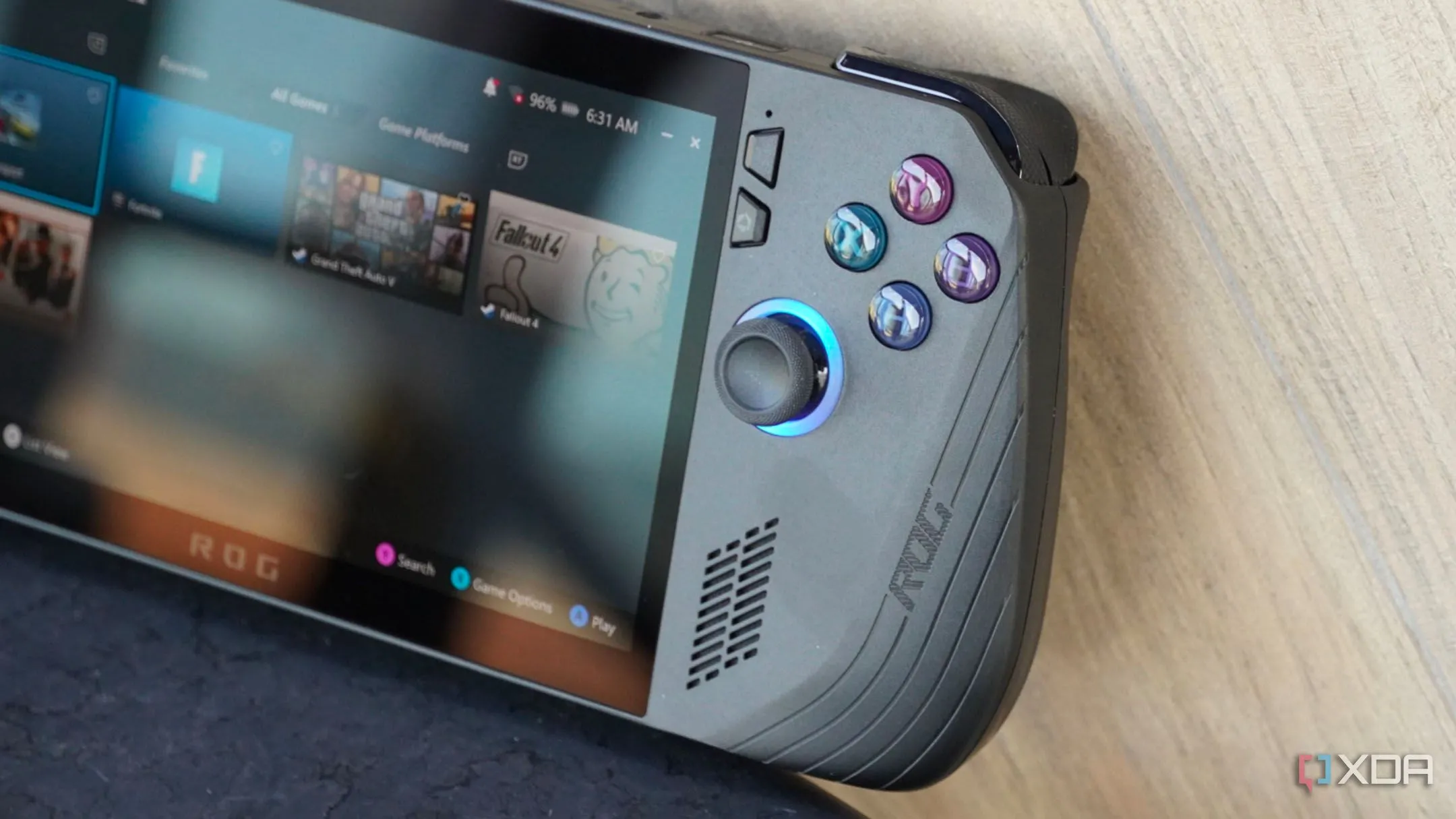 Thiết bị chơi game cầm tay Asus ROG Ally X với thiết kế công thái học