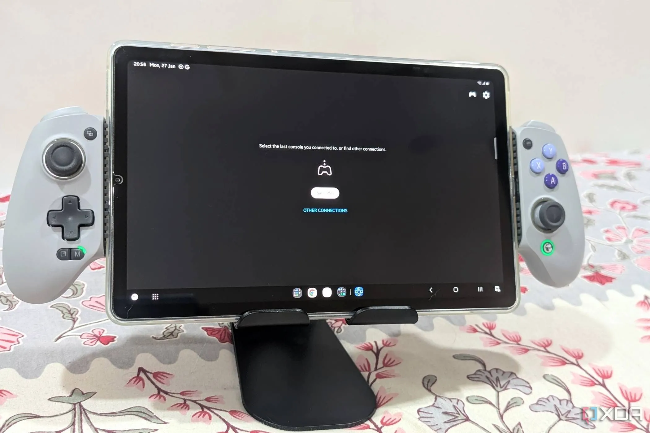 Thiết bị chơi game di động tự chế với tablet Samsung S6 Lite và tay cầm Gamesir Galileo G8, gợi nhớ PlayStation Portal.