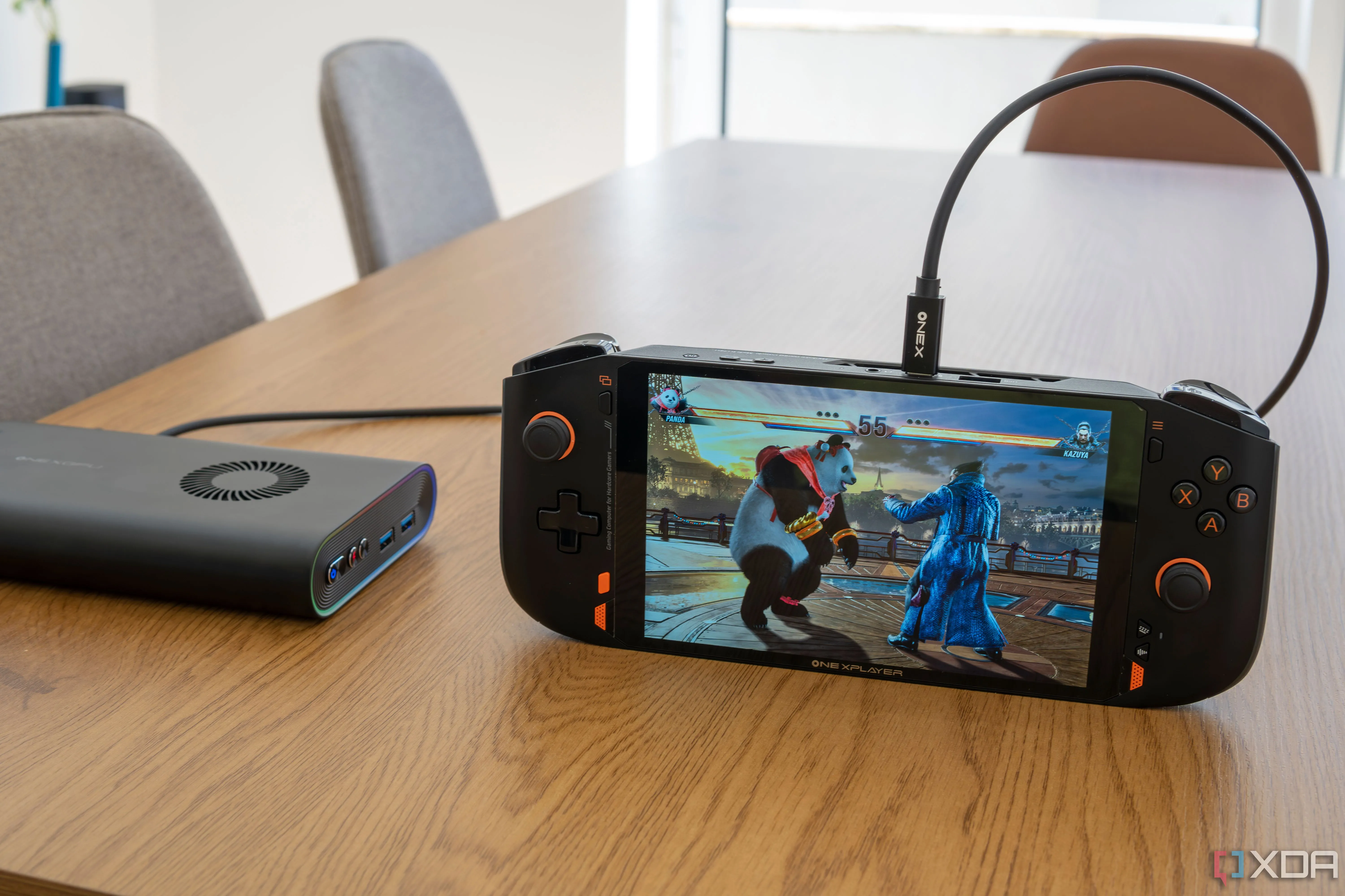Thiết bị chơi game One Xplayer Mini Pro kết nối eGPU, đang chạy game Tekken 8 ở cấu hình cao