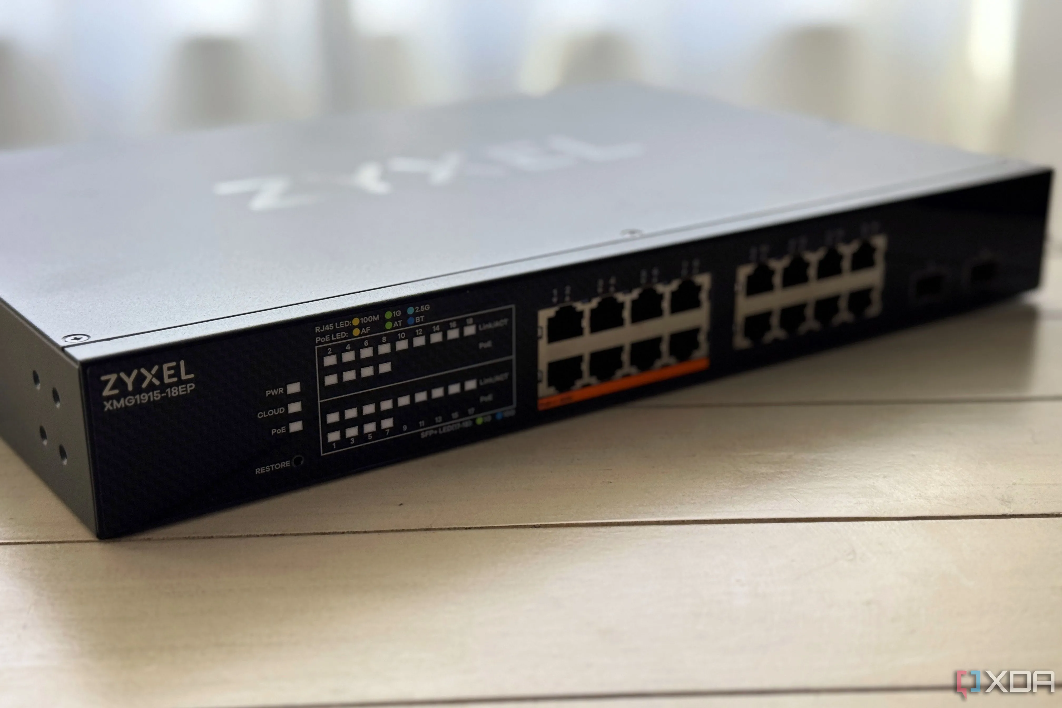 Thiết bị chuyển mạch mạng (managed switch) Zyxel XGM1915, minh họa phần cứng trong hệ thống mạng gia đình nâng cao với OPNsense