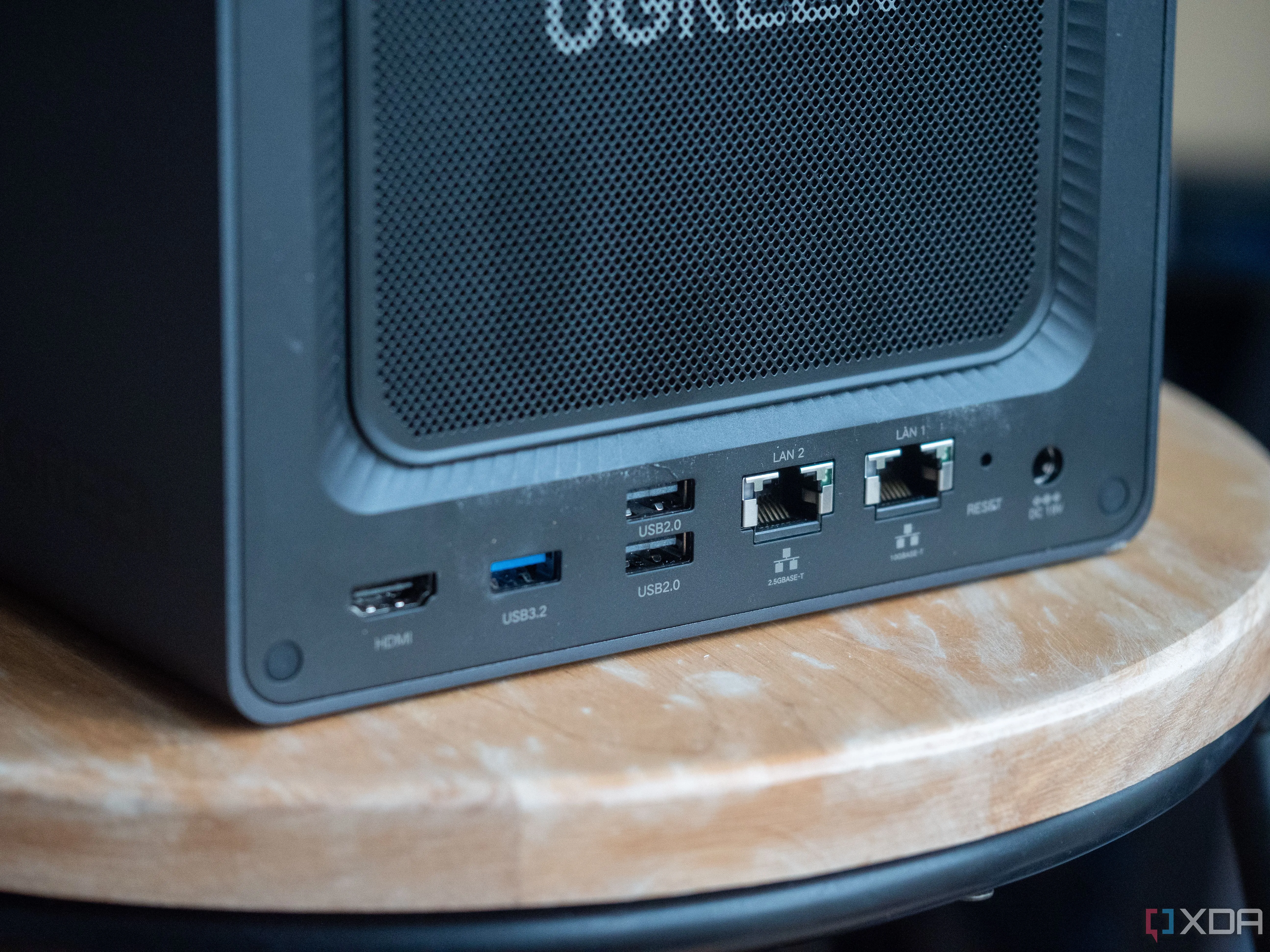 Thiết bị lưu trữ mạng Ugreen NAS với các cổng kết nối Ethernet, biểu tượng cho hạ tầng mạng gia đình.