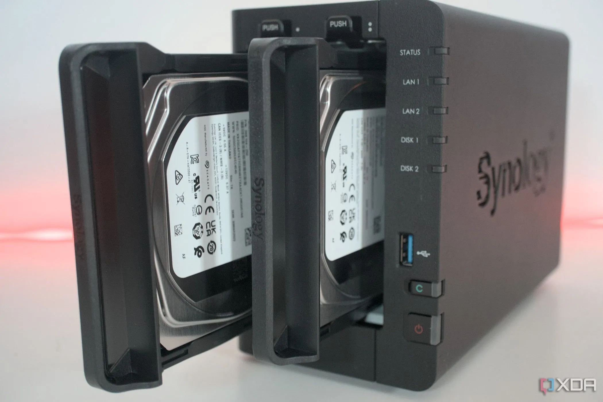 Thiết bị NAS Synology DiskStation D224+ màu đen với hai ổ cứng, phù hợp đặt tại nhà người thân để sao lưu dữ liệu máy chủ gia đình
