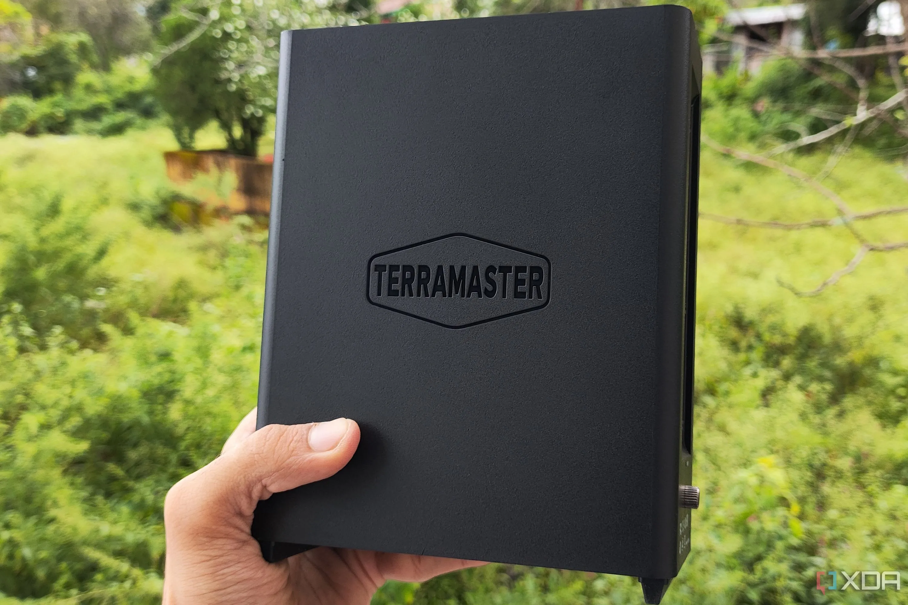 Thiết bị NAS TerraMaster F8 SSD Plus, đại diện cho giải pháp lưu trữ cục bộ tốc độ cao và đáng tin cậy