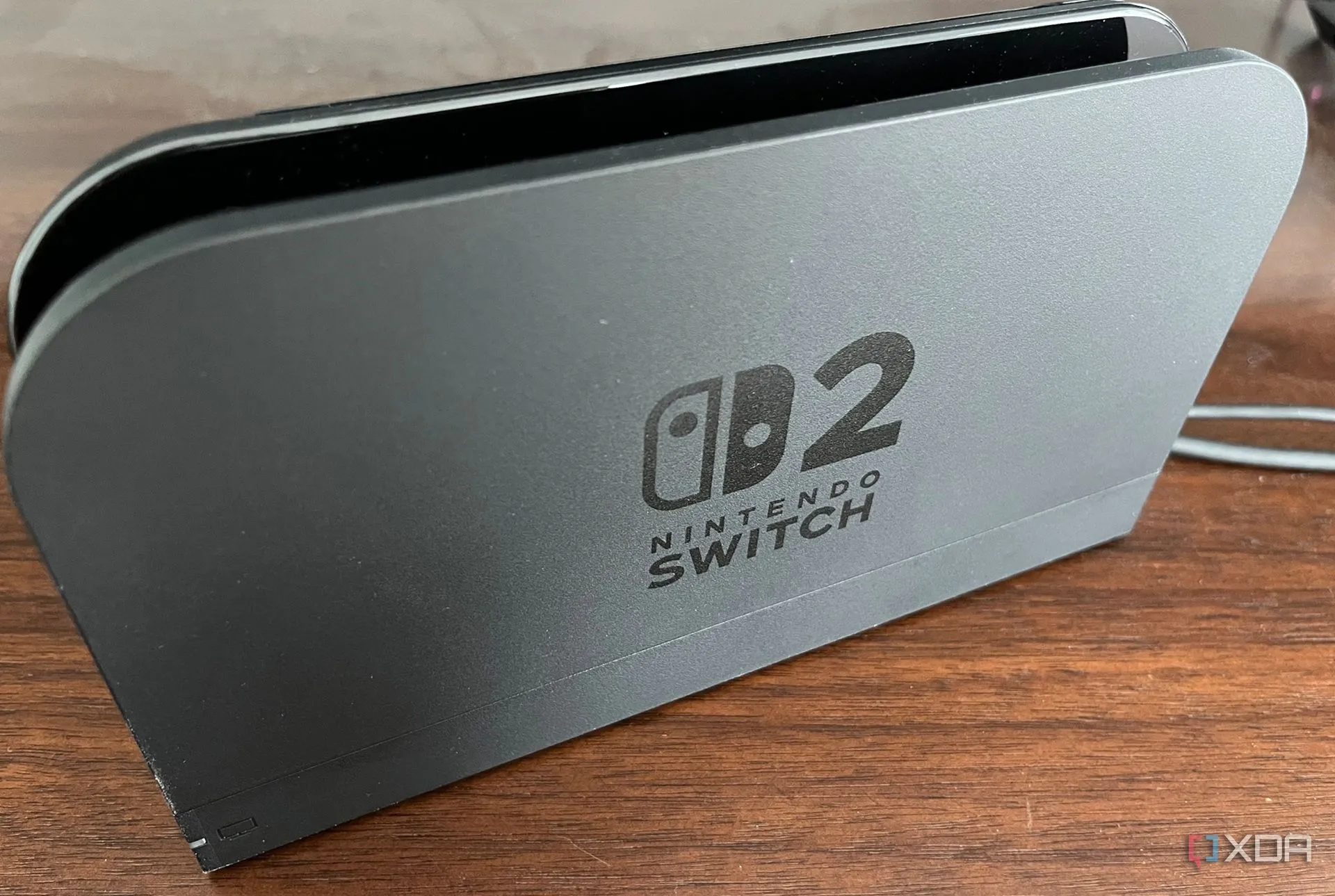 Thiết bị Nintendo Switch 2 ở chế độ docked, minh họa cho khả năng chơi game và trò chuyện online tại nhà.