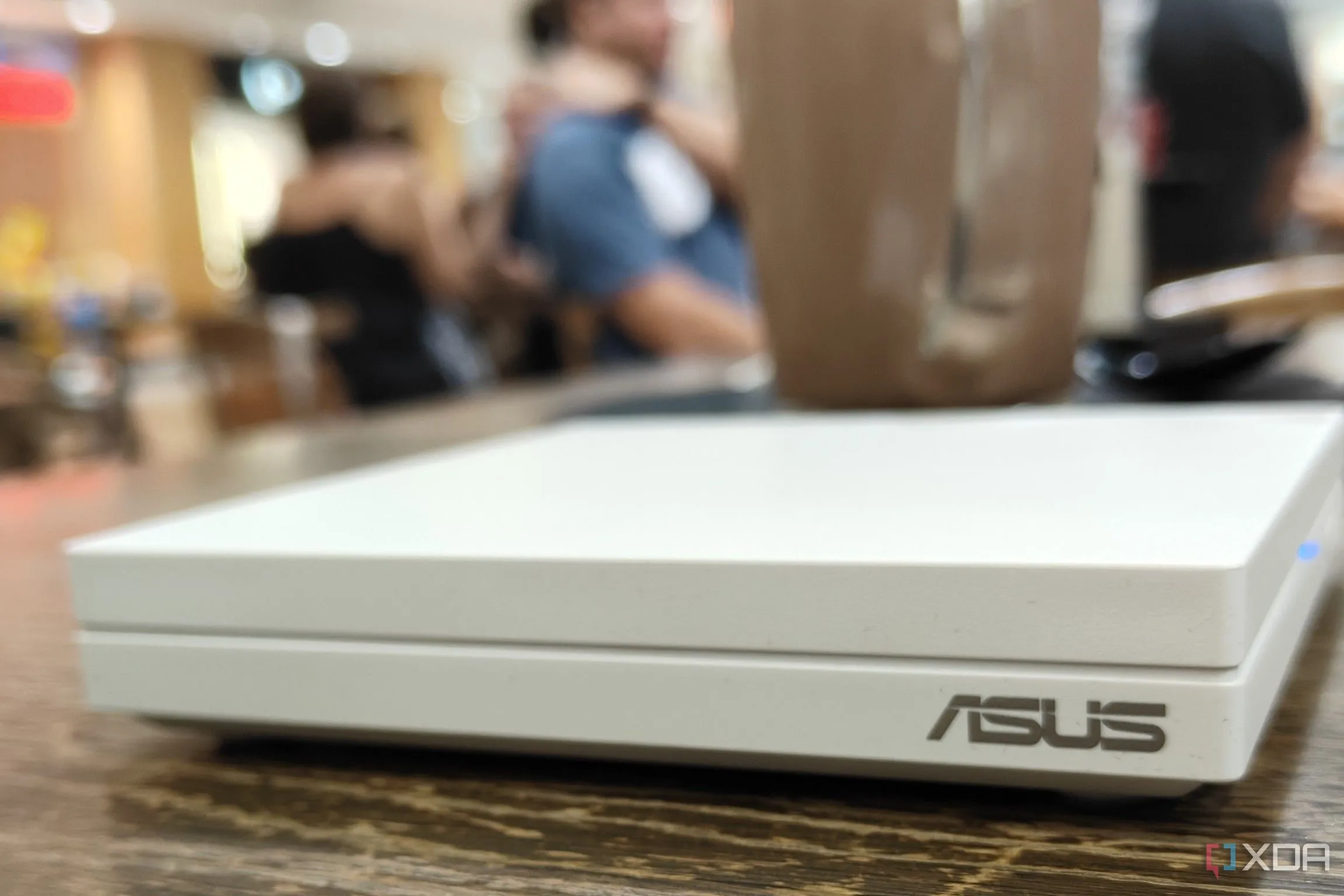 Thiết bị phát wifi di động đặt trên bàn tại sân bay, đảm bảo kết nối an toàn