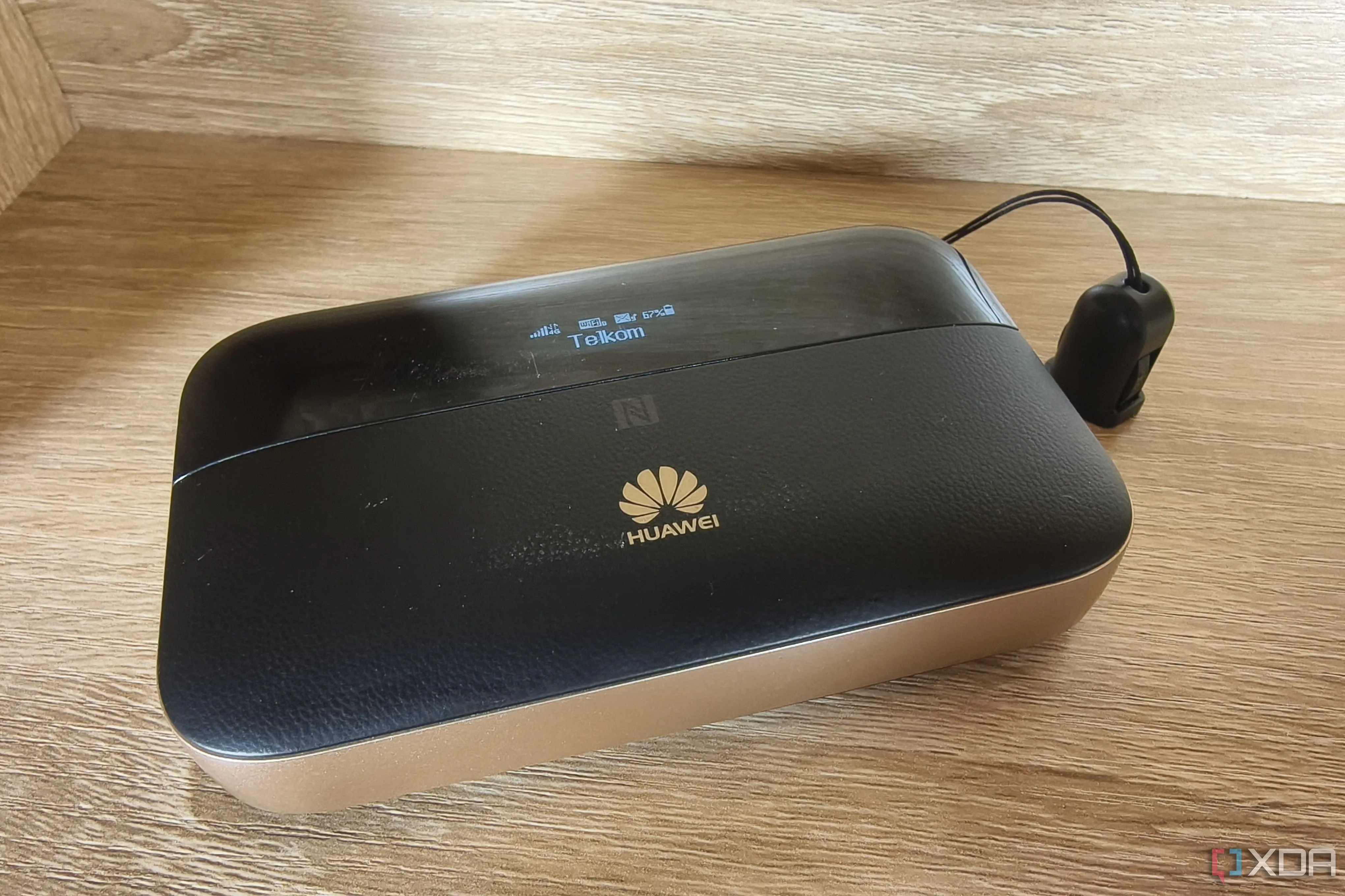Thiết bị phát wifi di động Huawei màu trắng, mang lại tốc độ kết nối 4G ổn định