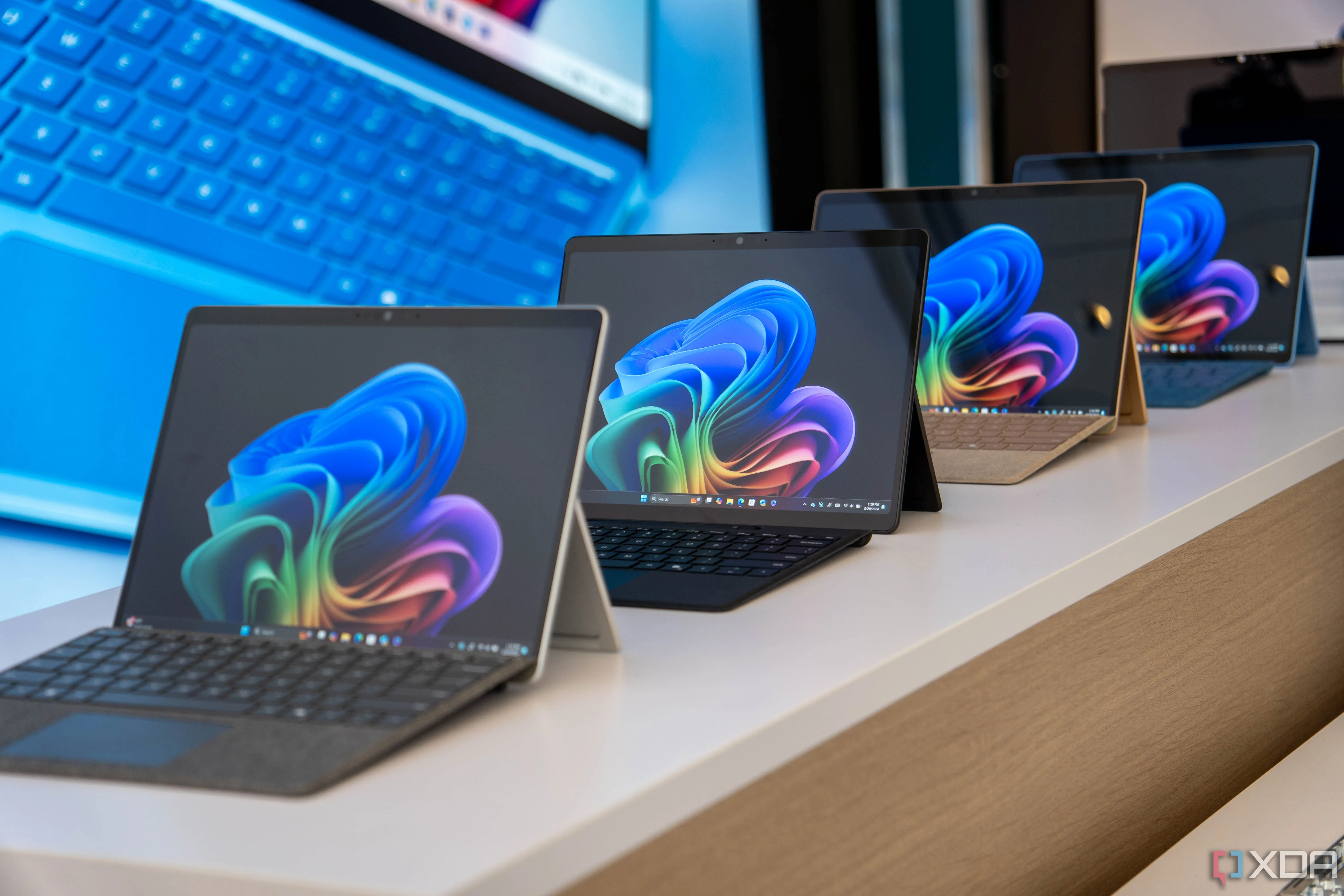 Thiết bị Surface Pro 11 minh họa cho một máy tính cá nhân dễ bị tấn công mạng