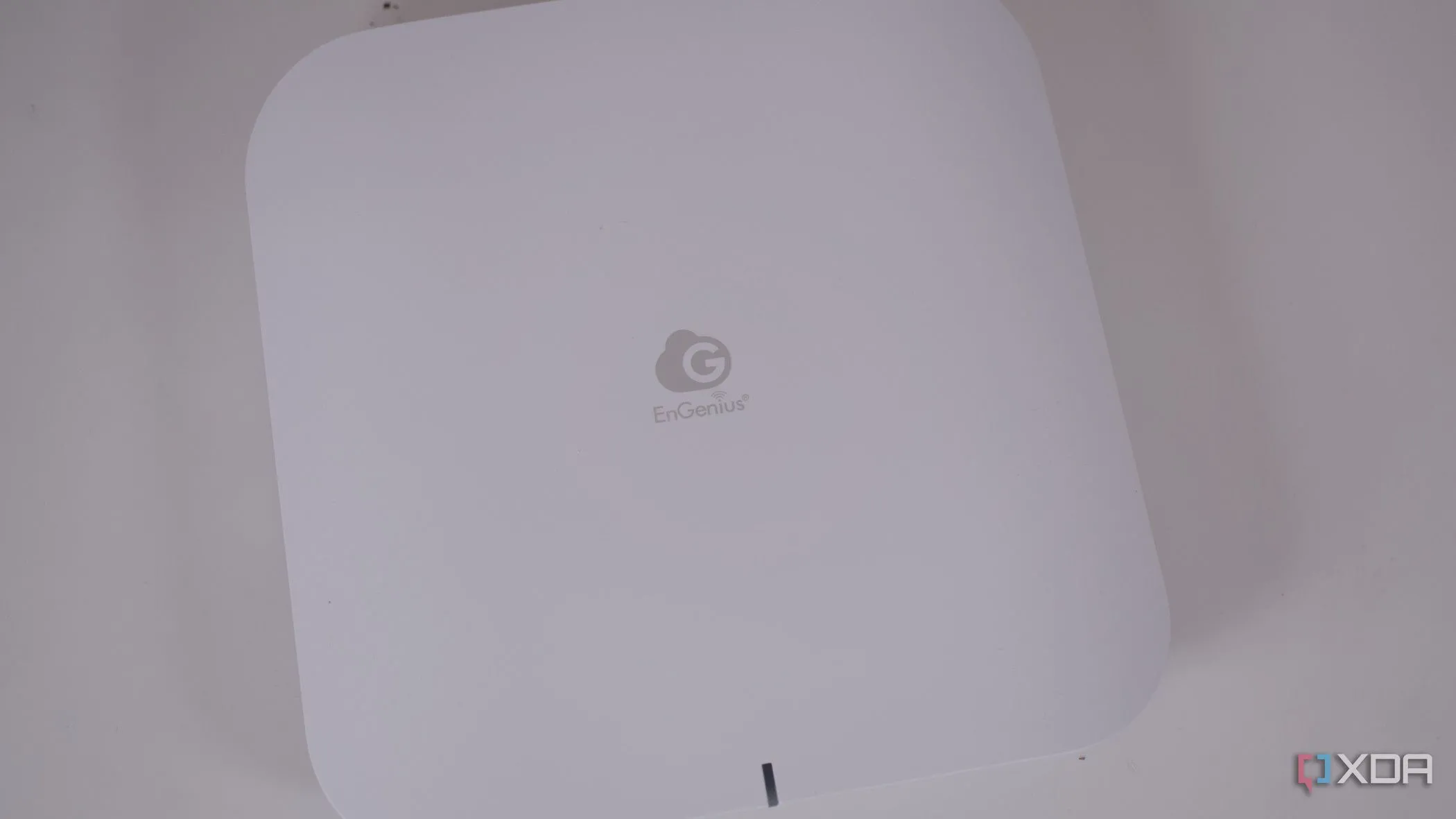 Thiết bị Wi-Fi 7 EnGenius ECW526 từ trên xuống