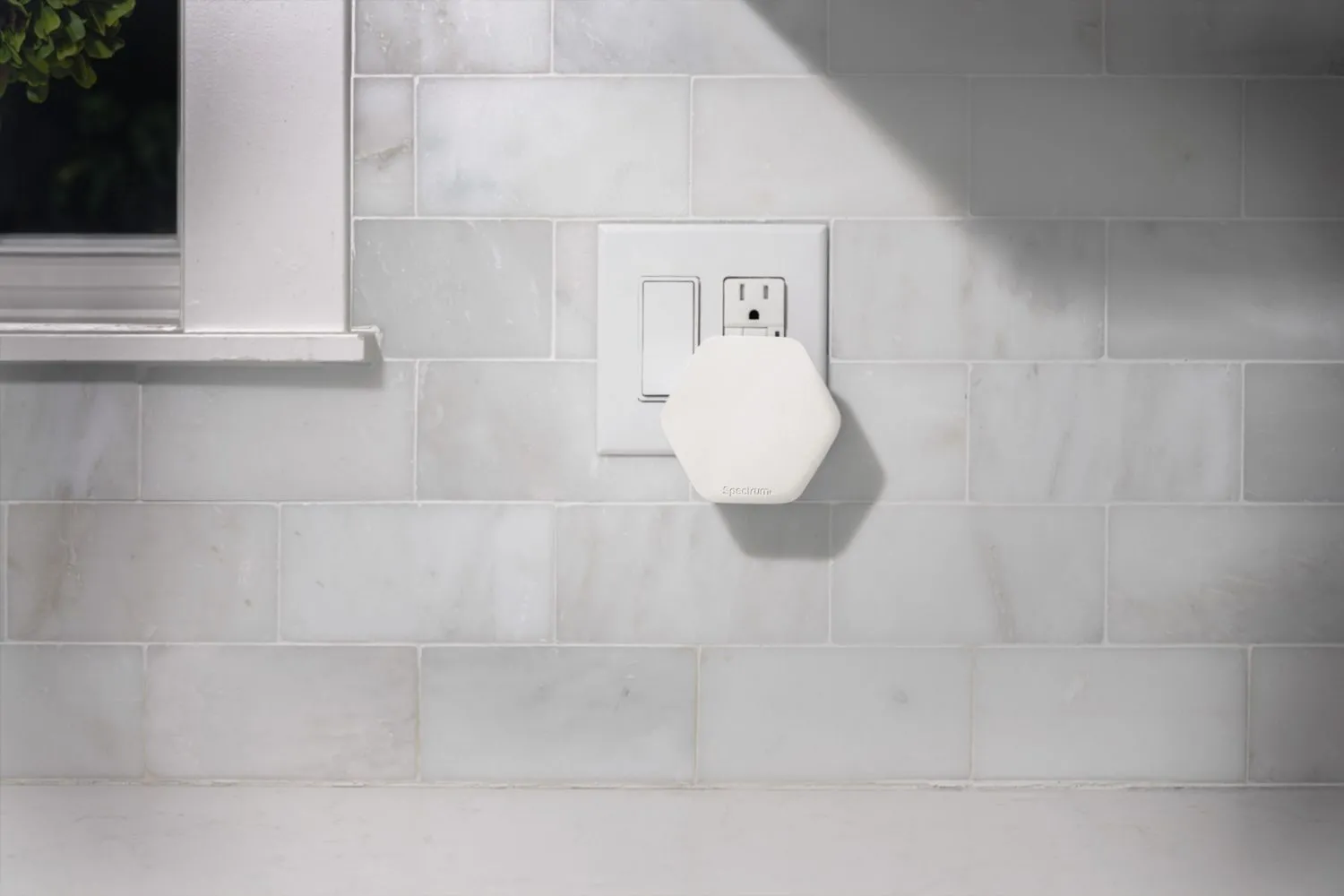 Thiết bị Wi-Fi Mesh Spectrum (Plume Pod) được cắm vào ổ điện