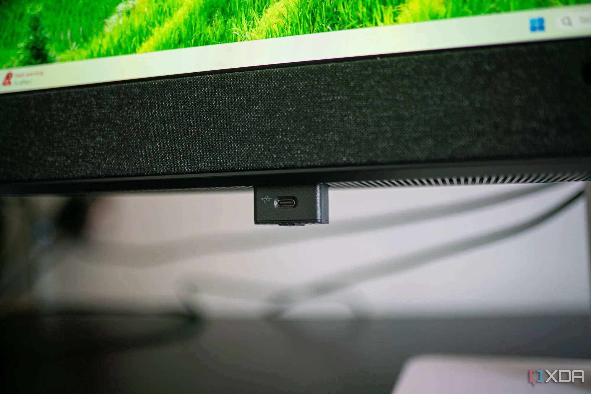 Thiết kế chân đế và khả năng xoay của màn hình Dell 32 Plus QD-OLED