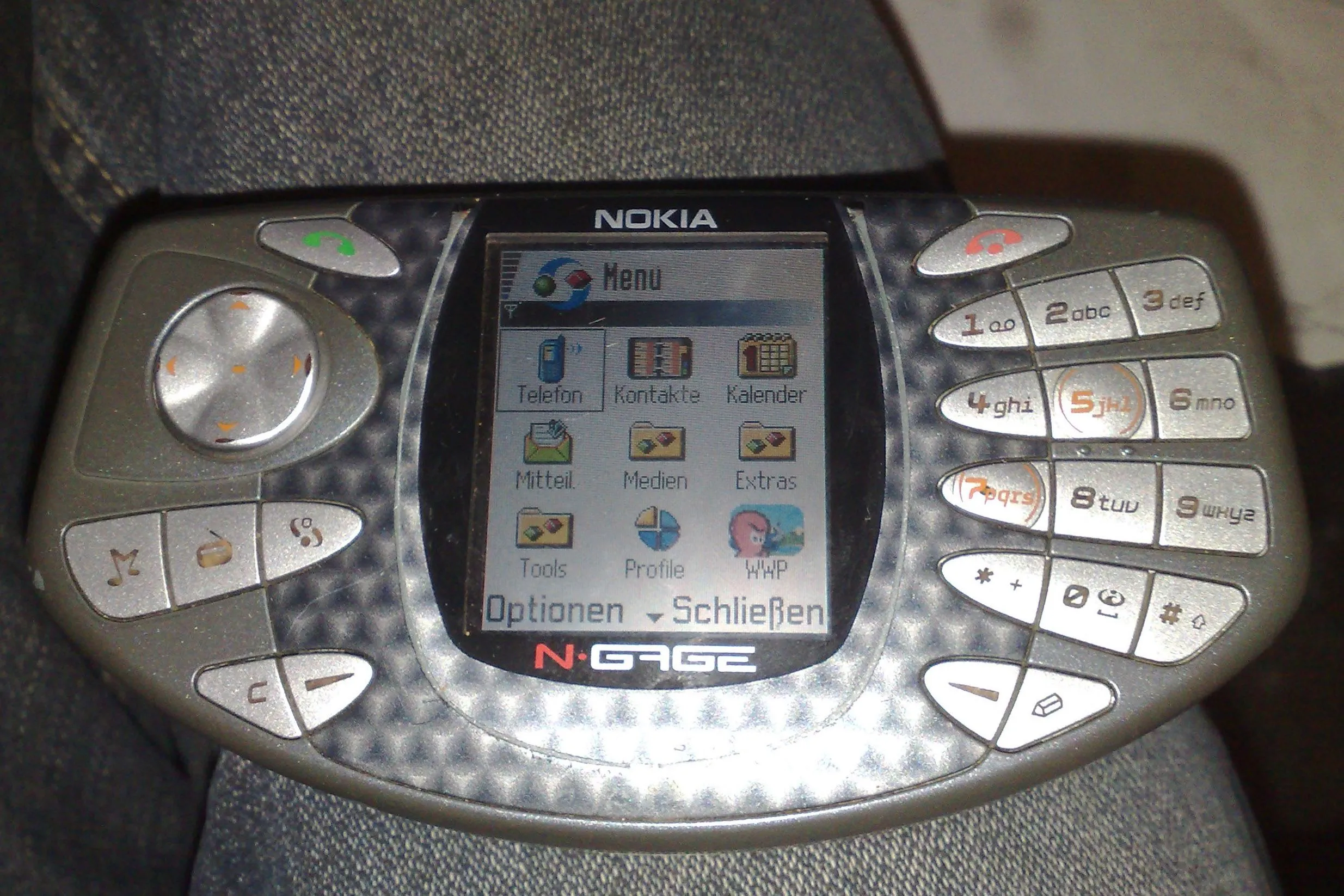 Thiết kế mặt bên của Nokia N-Gage thế hệ đầu tiên, được mệnh danh là &quot;điện thoại taco&quot; vì cách cầm khi nghe gọi