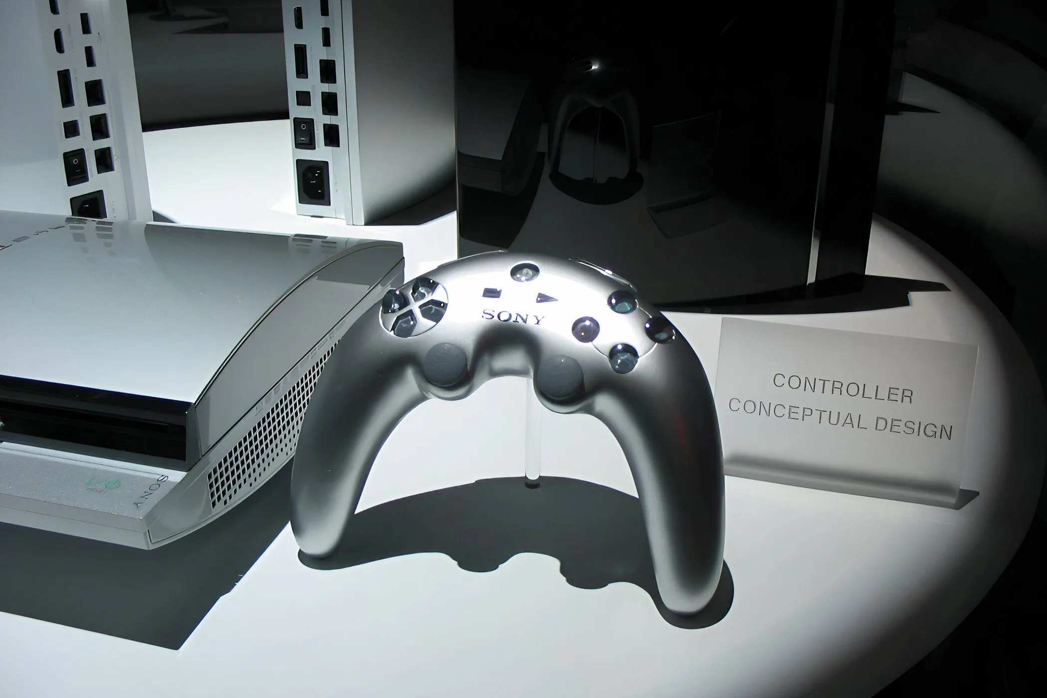 Thiết kế nguyên mẫu tay cầm DualShock 3 của PlayStation 3 với hình dáng boomerang màu bạc.