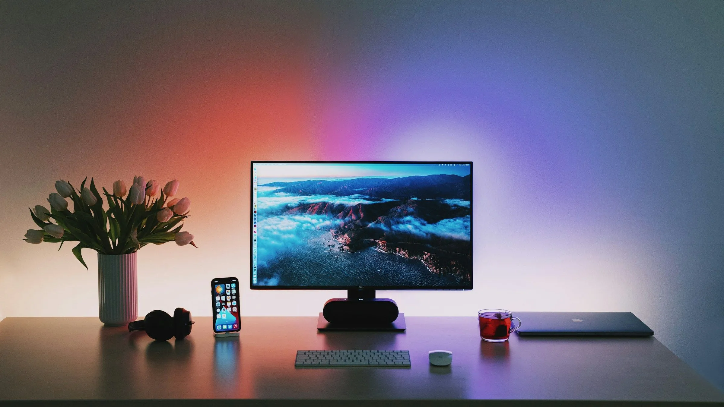 Thiết lập bàn làm việc PC gọn gàng với hệ thống quản lý cáp hiệu quả, tạo không gian thẩm mỹ và chuyên nghiệp