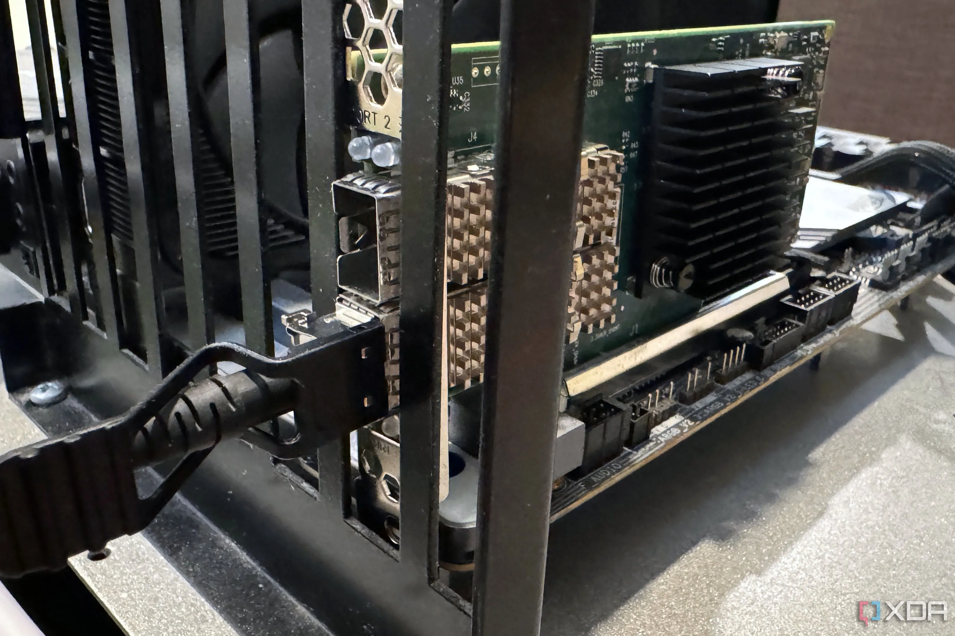 Thiết lập card mạng quang và DAC trên bench test, minh họa kết nối có dây tốc độ cao