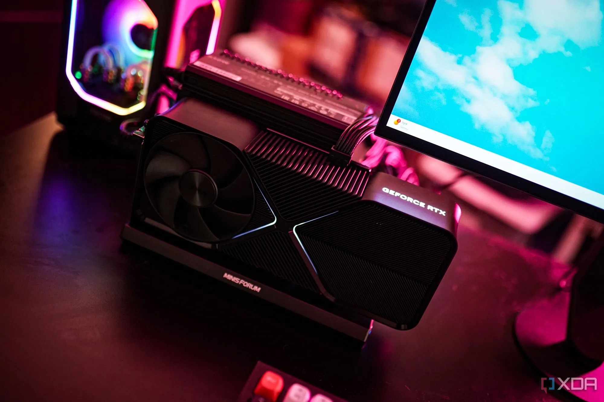 Thiết lập eGPU với card đồ họa gắn ngoài, biểu thị khả năng tương thích không phải lúc nào cũng hoàn hảo với các game và ứng dụng