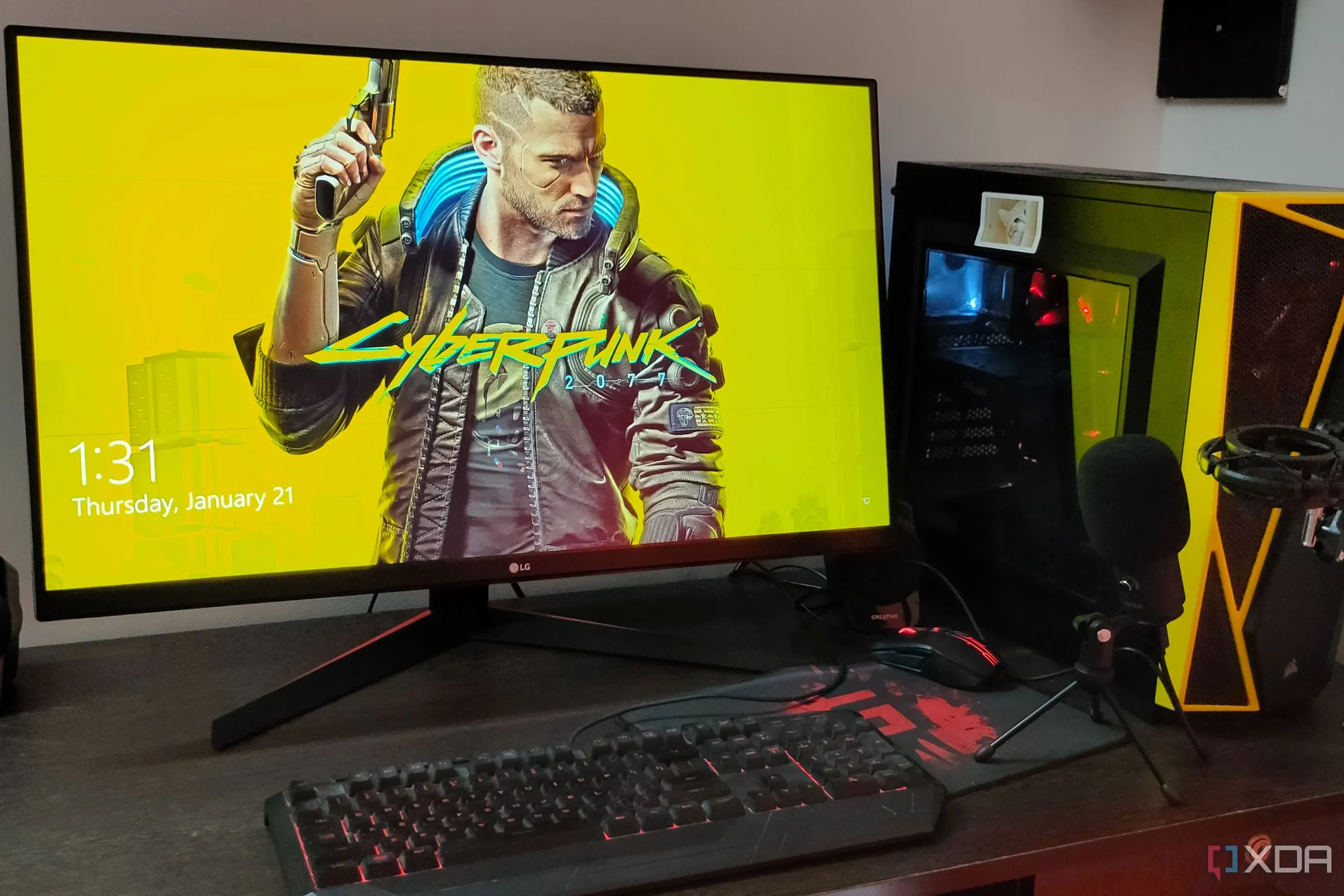 Thiết lập PC gaming với hình nền Cyberpunk 2077 trên màn hình