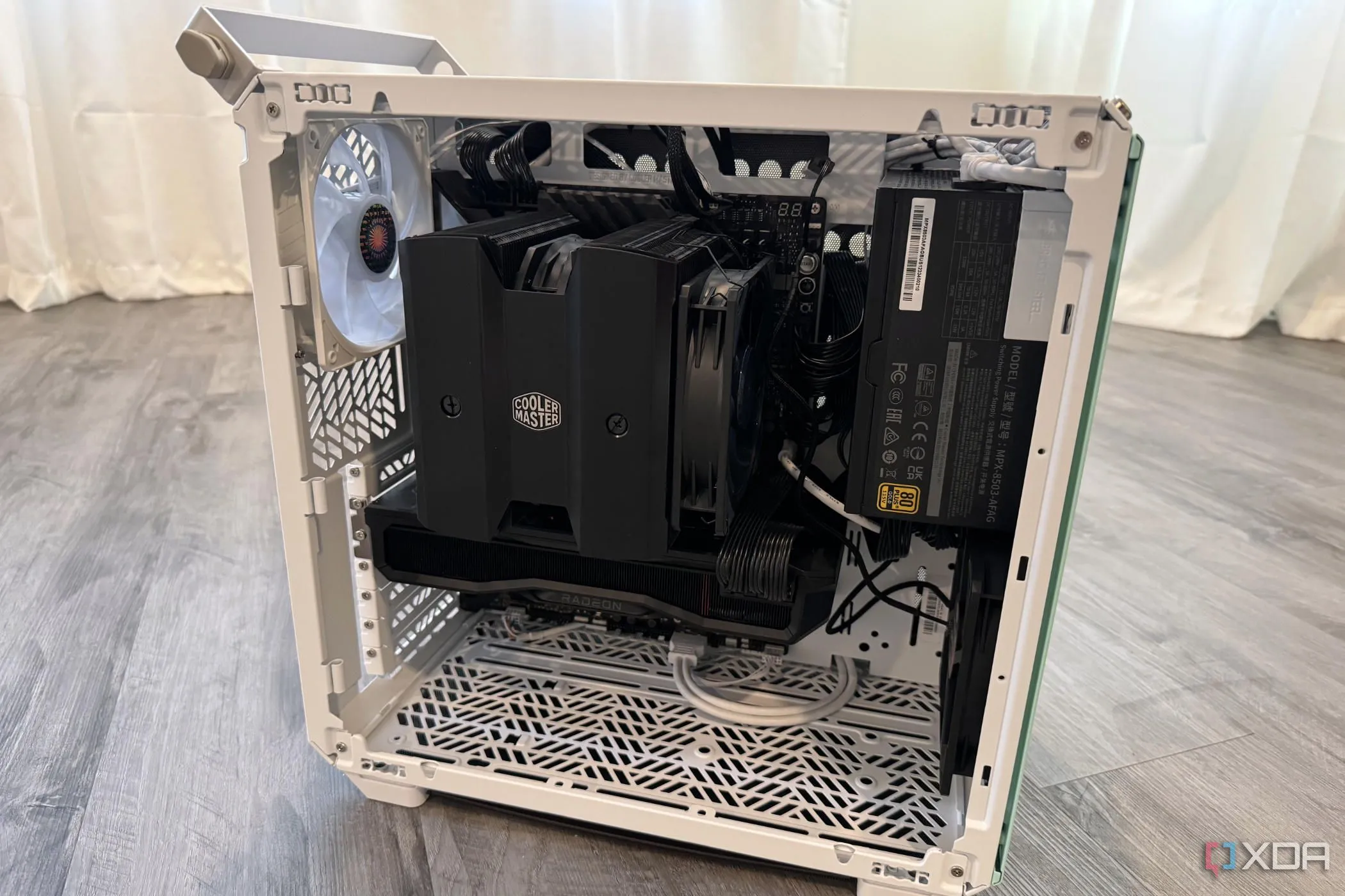 Thùng máy Cooler Master Qube 500 mở nắp bên, chứa GPU nhỏ gọn cho eGPU