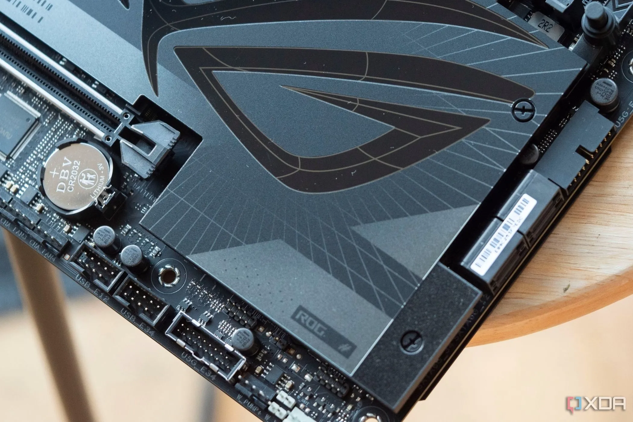 Thương hiệu ROG nổi bật trên bo mạch chủ ASUS ROG gaming, tượng trưng cho chất lượng và độ bền.