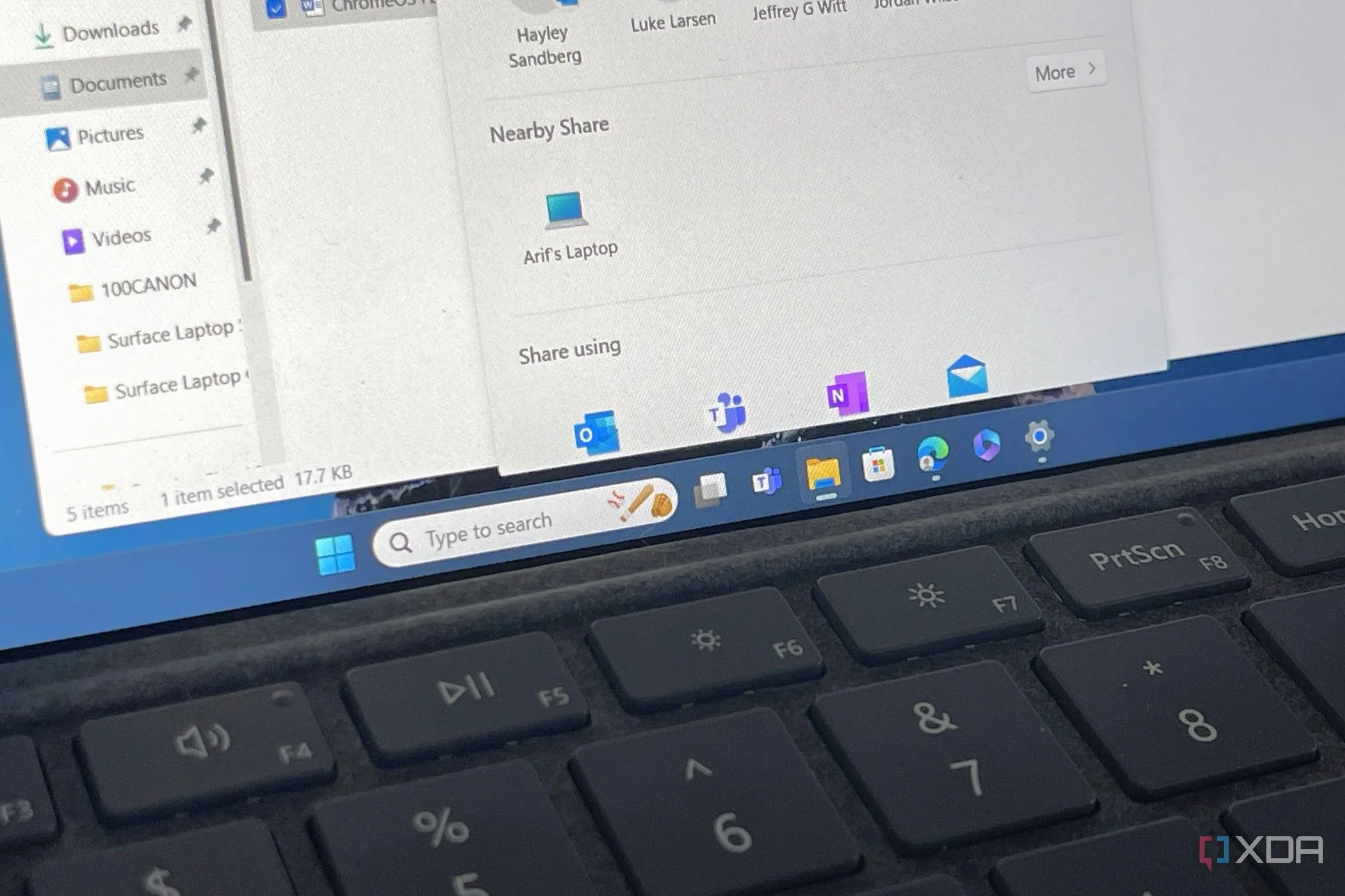 Tính năng Chia sẻ Gần kề (Nearby Share) trên Windows 11, minh họa giao diện chia sẻ tệp.