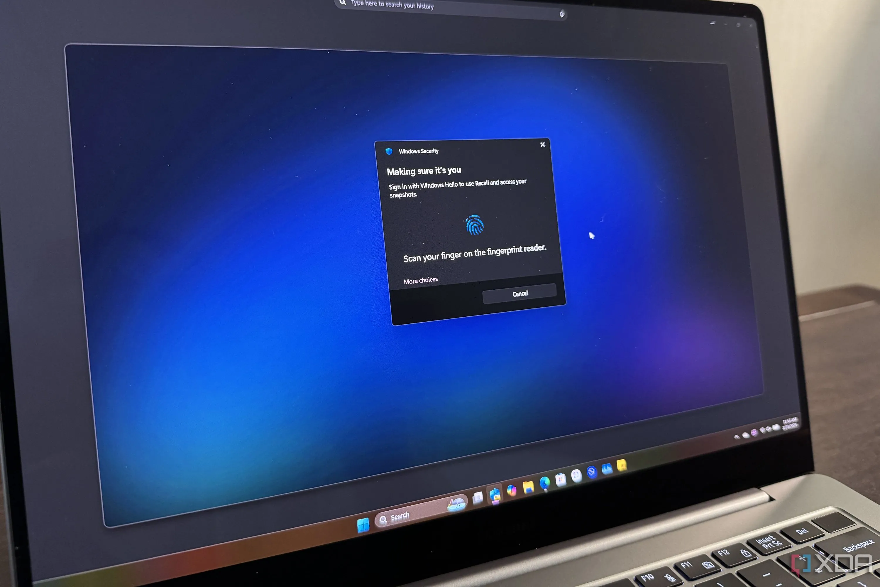 Tính năng Windows Hello trên một chiếc laptop Samsung Galaxy Book5 Pro, hiển thị quá trình quét khuôn mặt