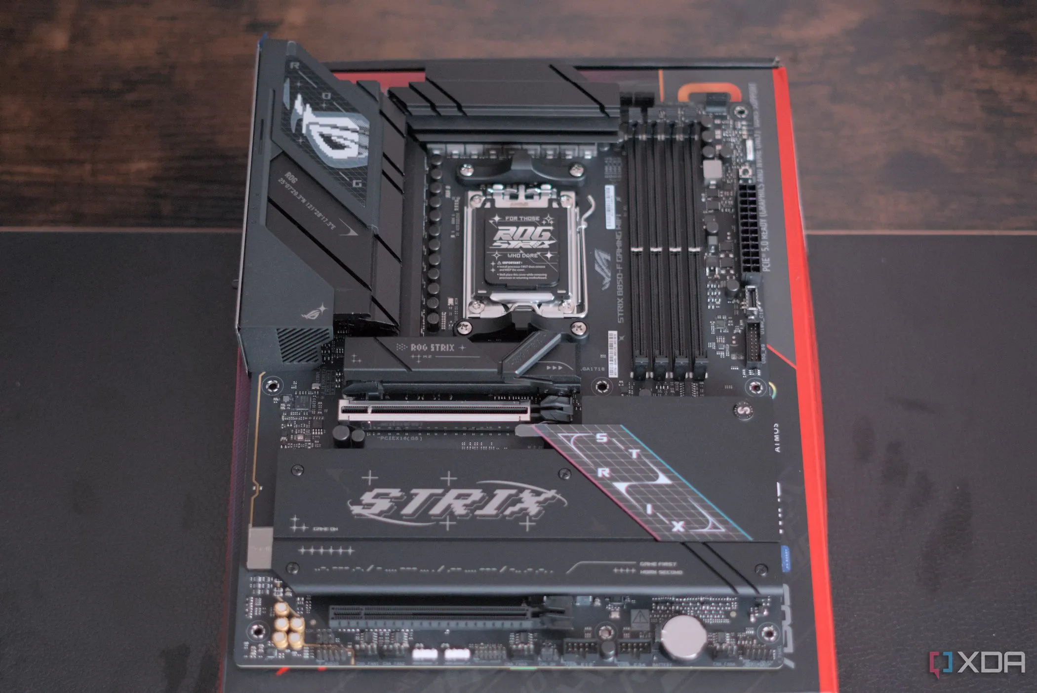 Toàn cảnh bo mạch chủ Asus ROG Strix B850-F Gaming WiFi nhìn từ trên xuống, hiển thị bố cục tổng thể