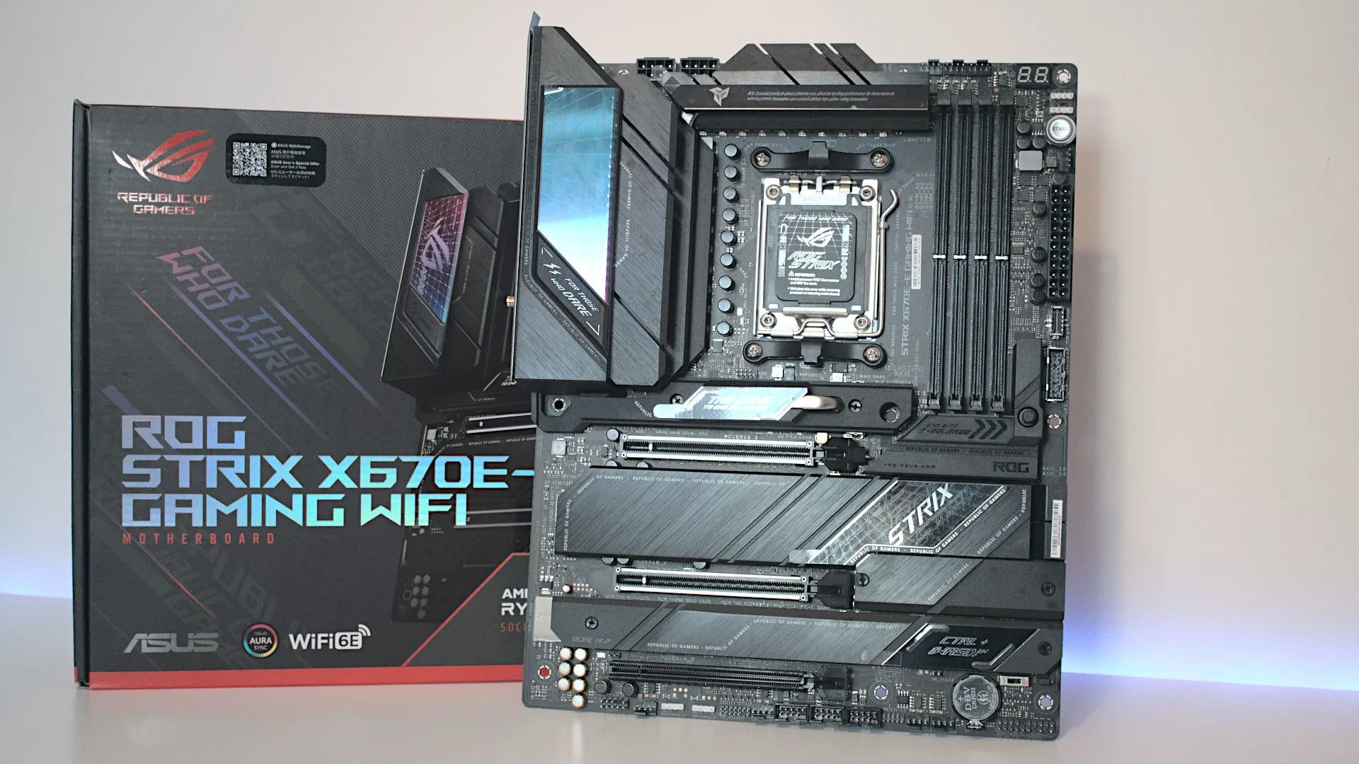 Tổng quan bo mạch chủ ASUS ROG Strix X670E-E Gaming WiFi với các cổng kết nối