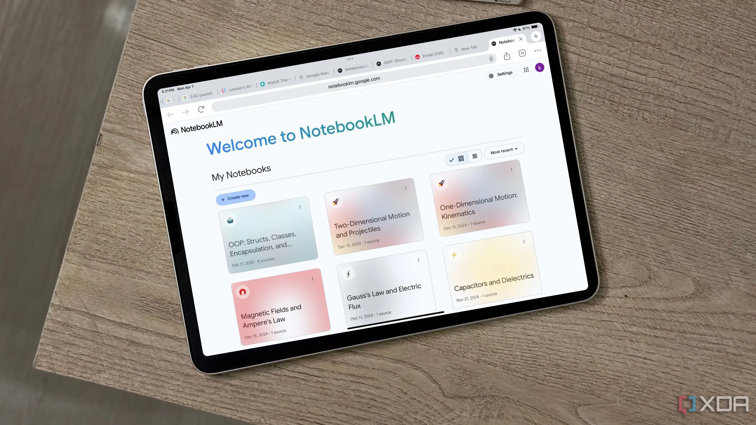 Trang chào mừng của NotebookLM hiển thị trên màn hình iPad