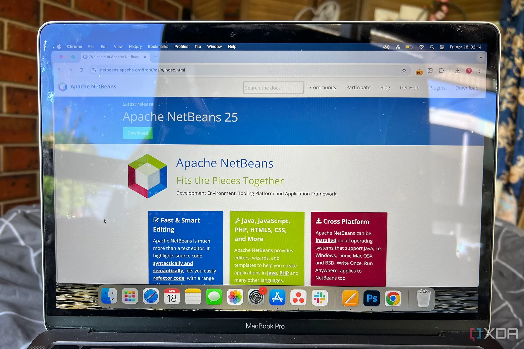 Trang web chính thức của Apache NetBeans hiển thị trên MacBook, giới thiệu môi trường phát triển tích hợp (IDE)