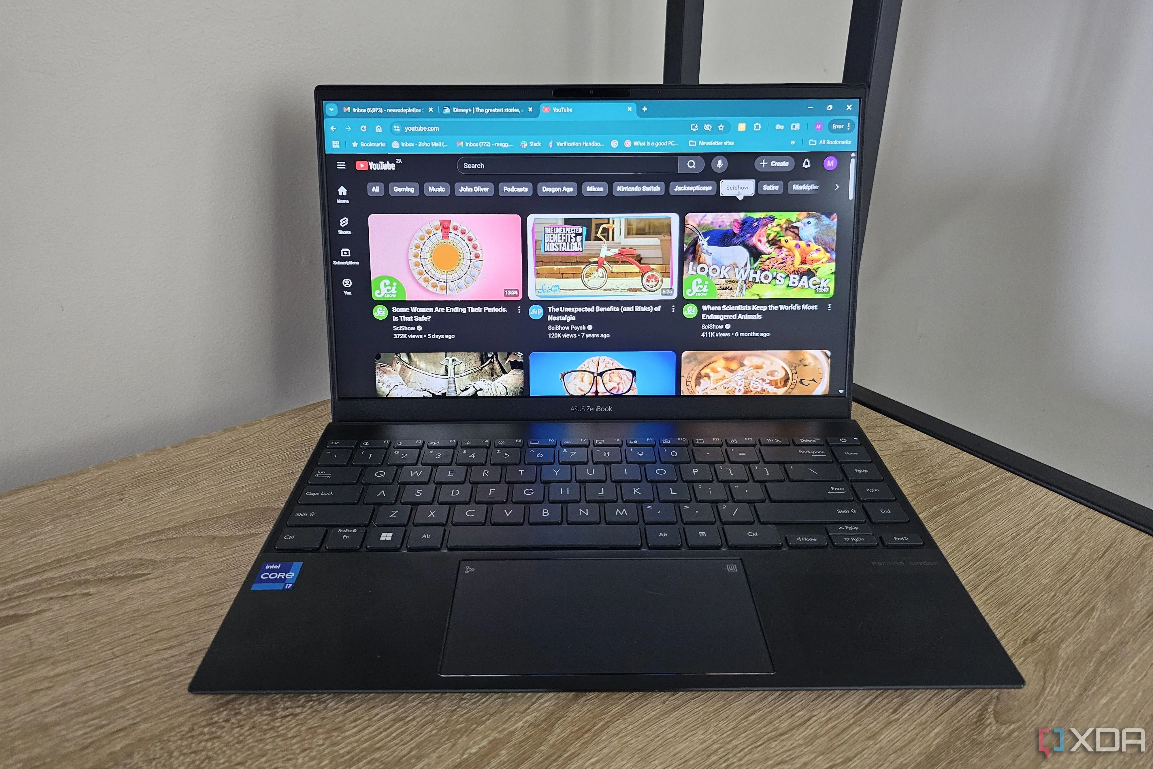Trang web YouTube với các video đề xuất hiển thị trên màn hình máy tính xách tay
