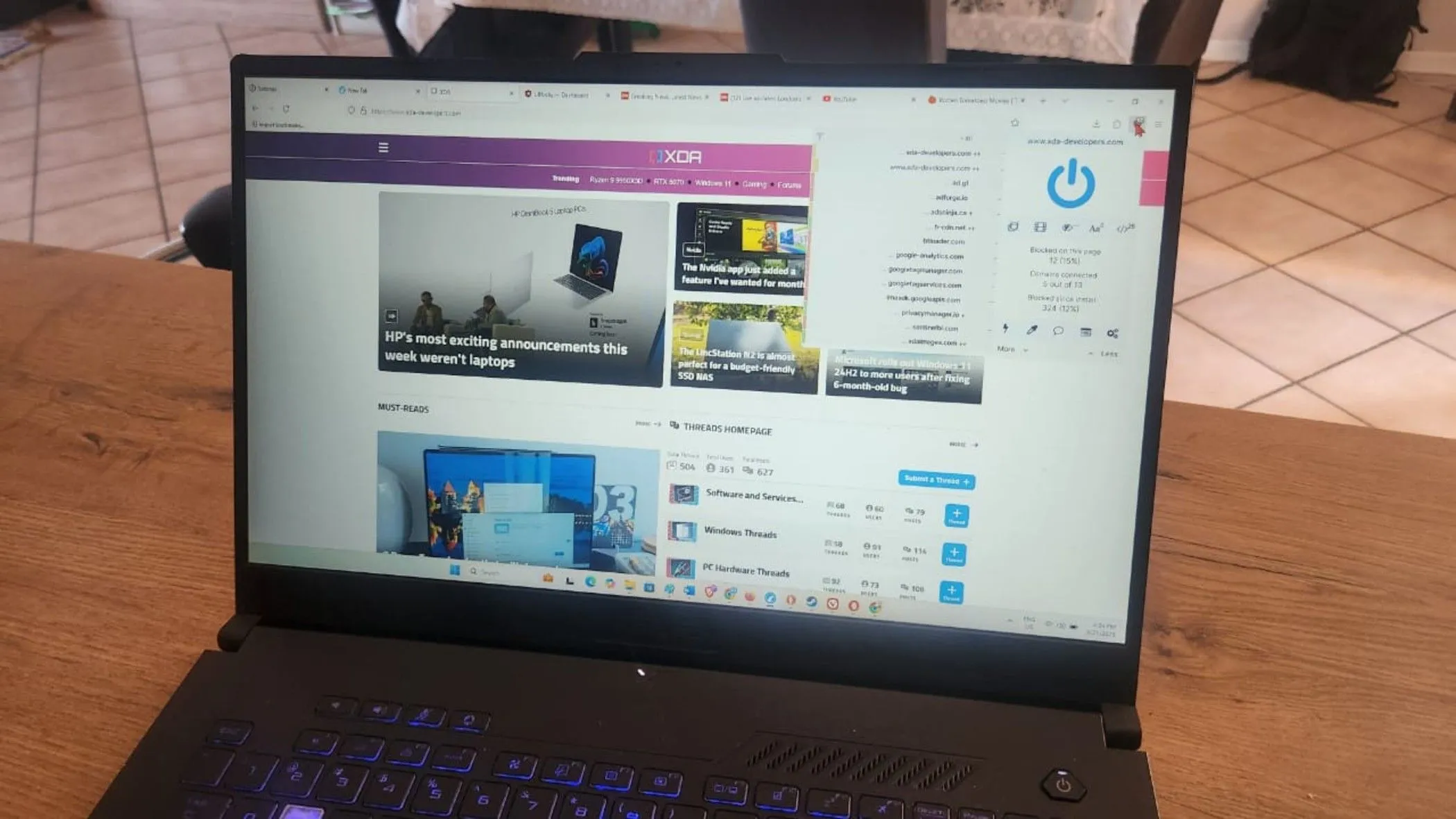 Trình duyệt LibreWolf hiển thị trên màn hình laptop, là một lựa chọn thay thế Arc tập trung vào quyền riêng tư