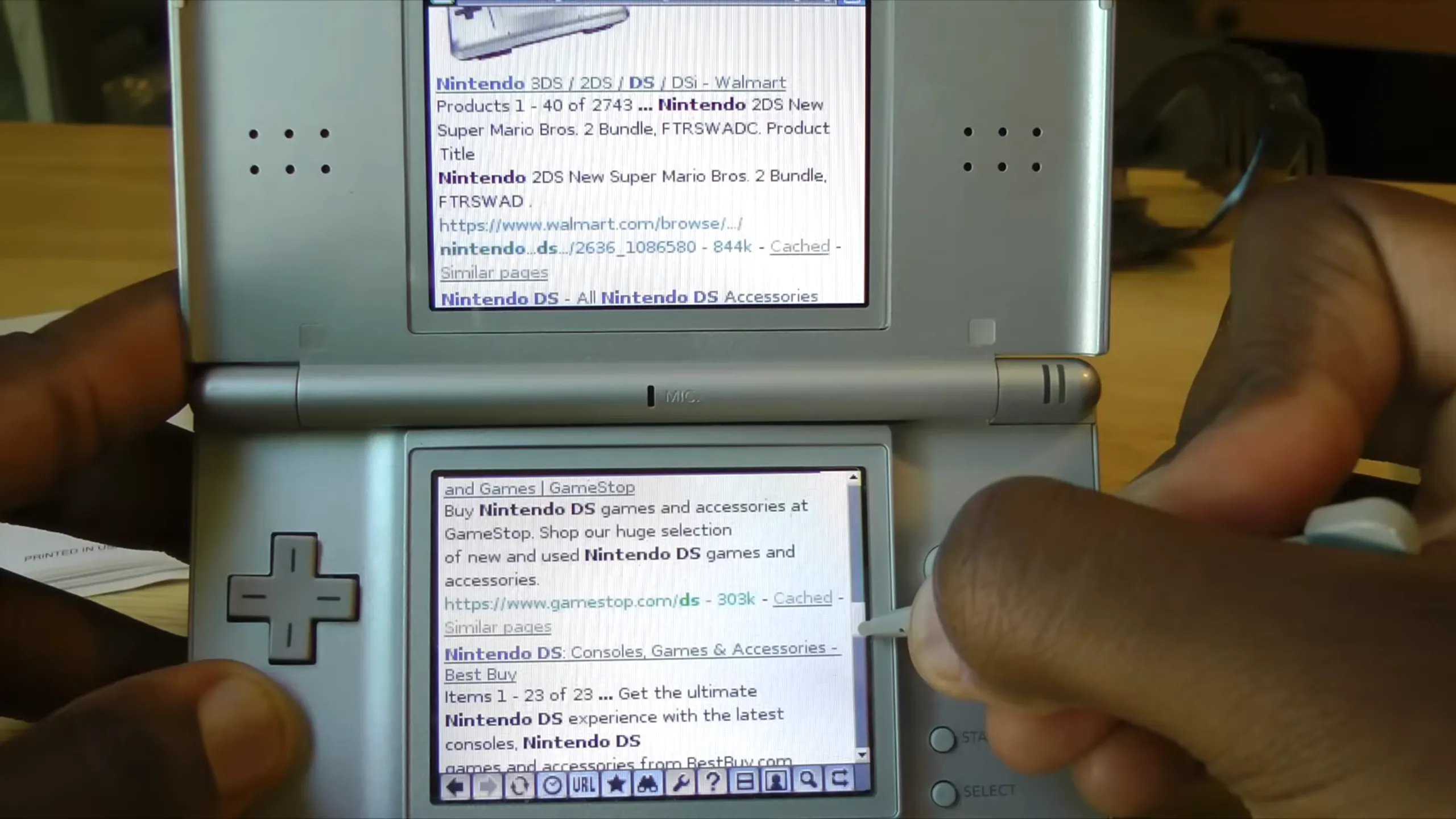 Trình duyệt Nintendo DS hiển thị kết quả tìm kiếm Google, minh họa tính năng màn hình kép và cảm ứng.