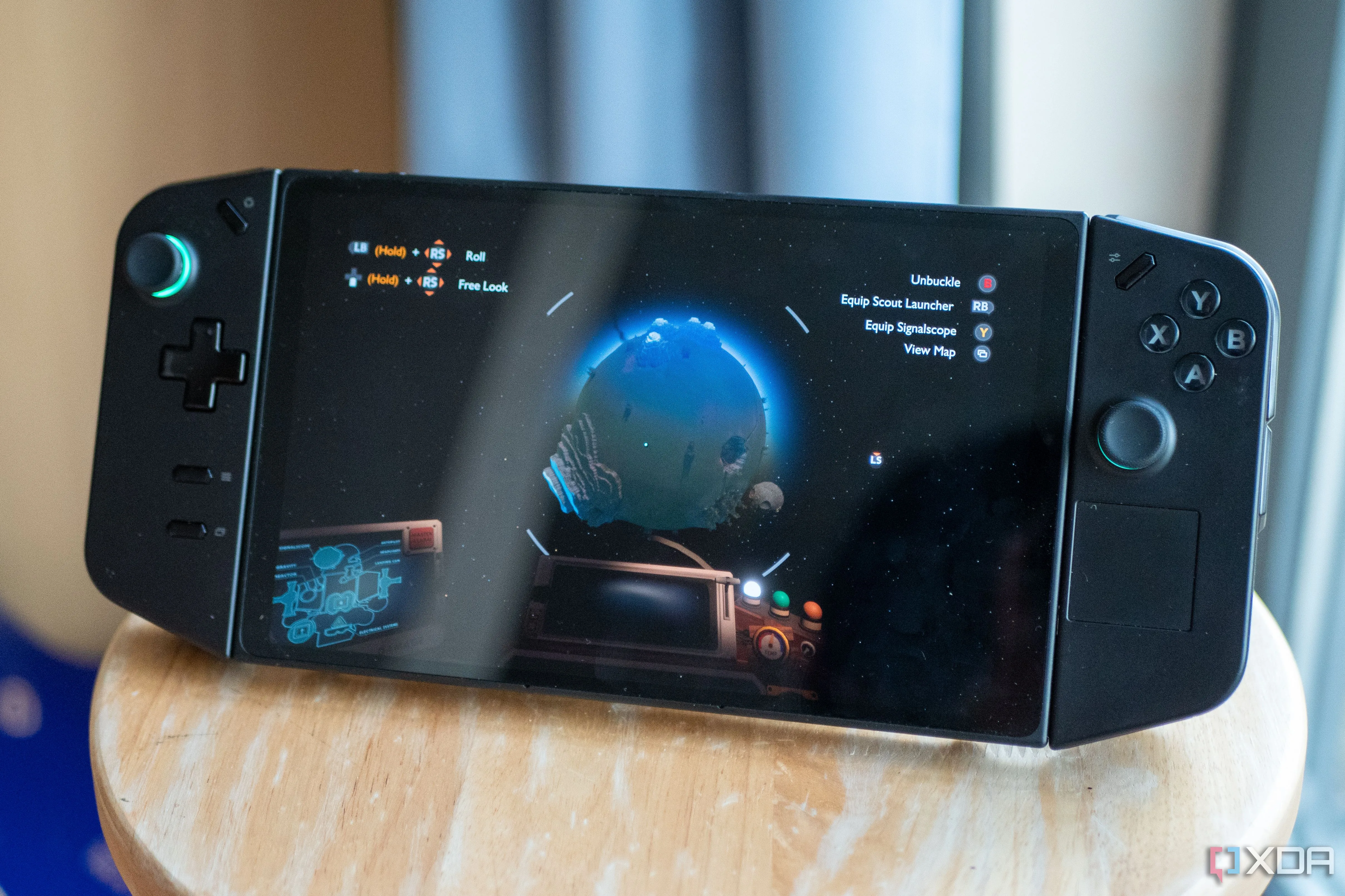 Trò chơi Outer Wilds được chạy trên thiết bị cầm tay Lenovo Legion Go