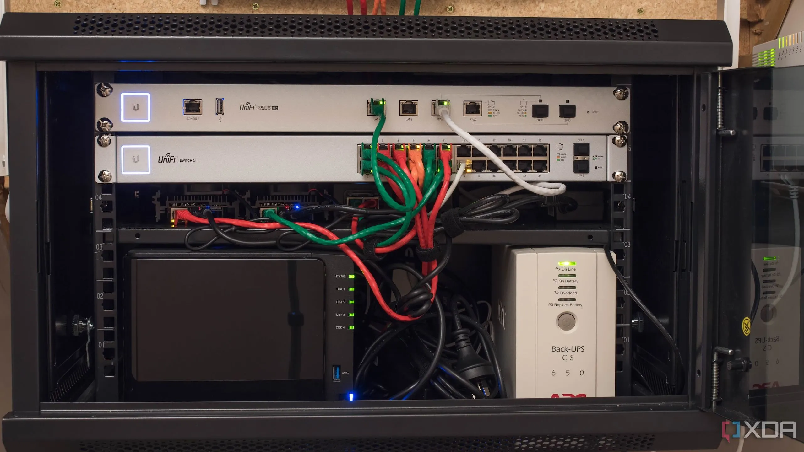 Tủ chứa máy chủ trong một phòng lab tại nhà, tượng trưng cho môi trường thử nghiệm hệ thống