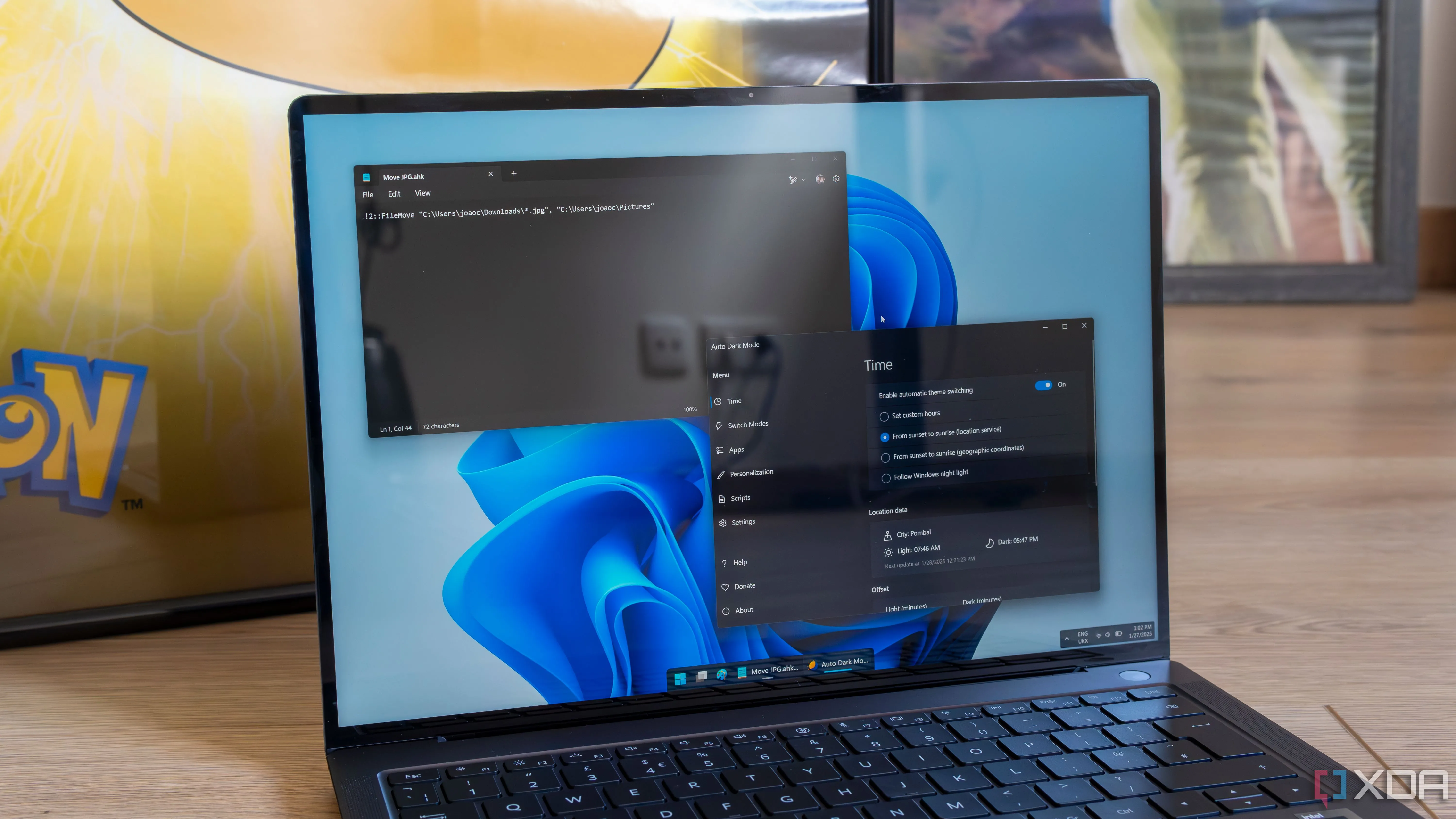 Tự động hóa trên Windows 11 với laptop hiển thị script AutoHotkey và chế độ tối