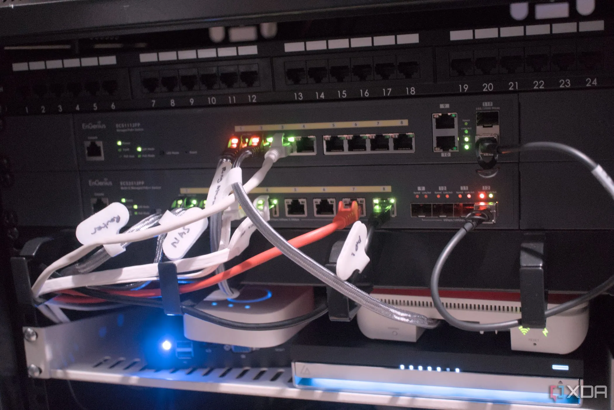 Tủ mạng home lab với các thiết bị chuyển mạch